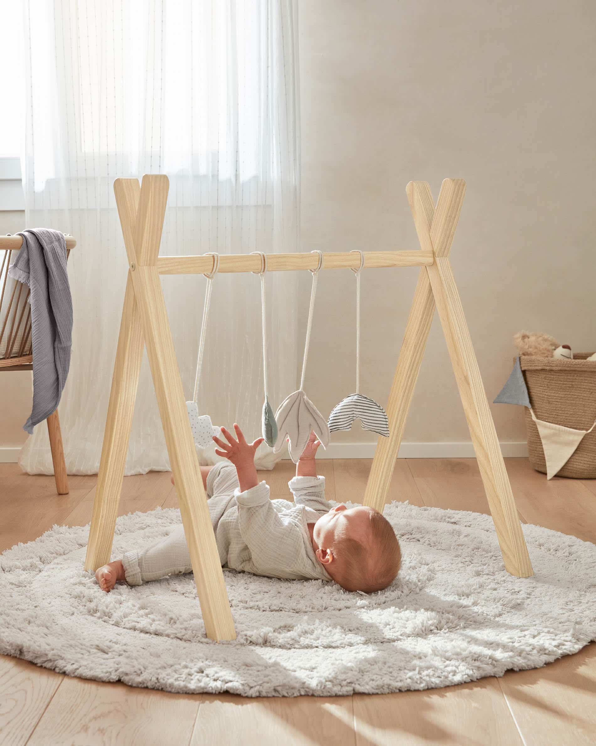 Babytrainer Tipi Maralis massives Buchenholz in Braun präsentiert im Onlineshop von KAQTU Design AG. Spiele Kids ist von Kave Home