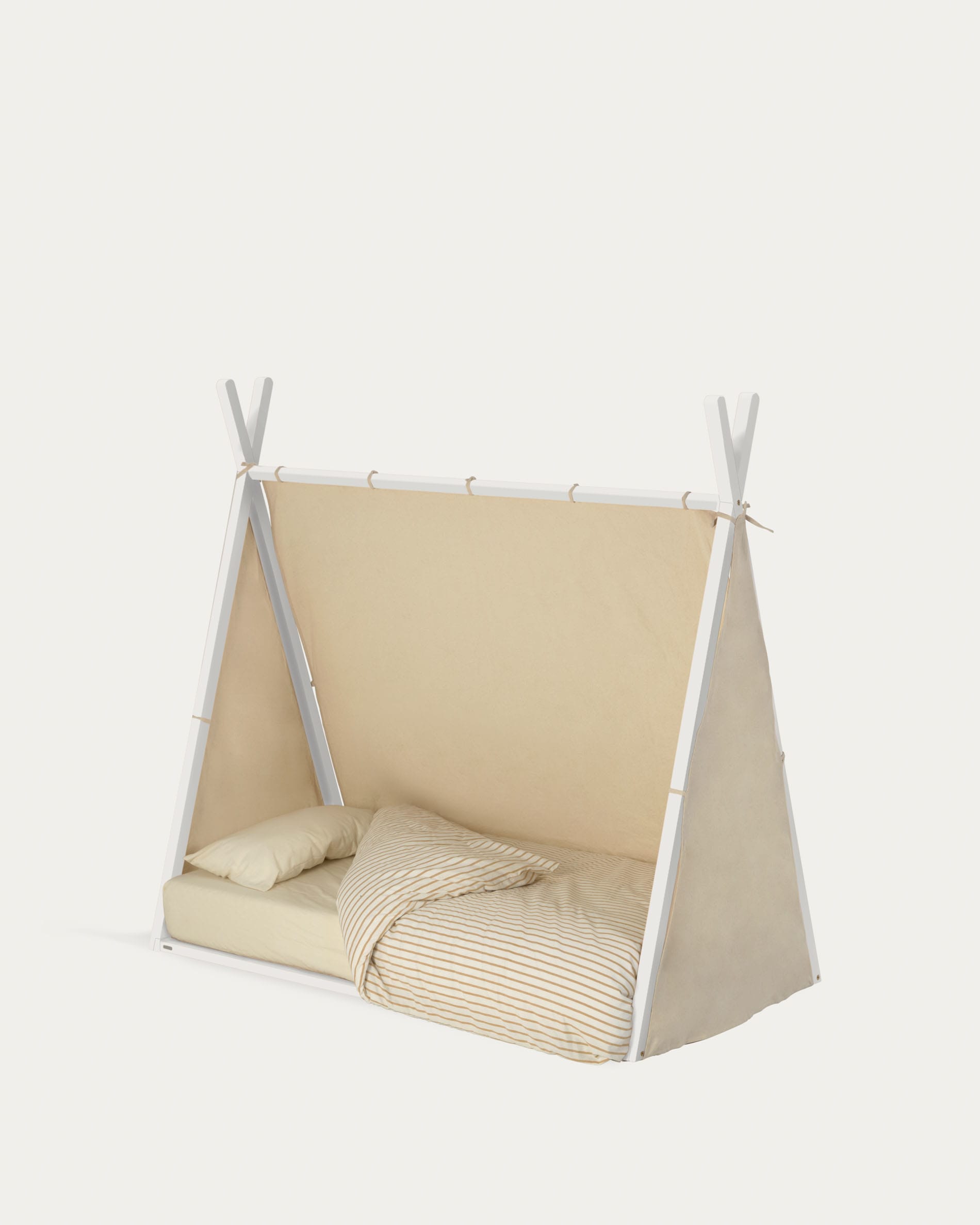 Maralis Tipi-Bett aus massiver Buche mit weissem Finish für Matratze von 70 x 140 cm in Weiß präsentiert im Onlineshop von KAQTU Design AG. Bett ist von Kave Home