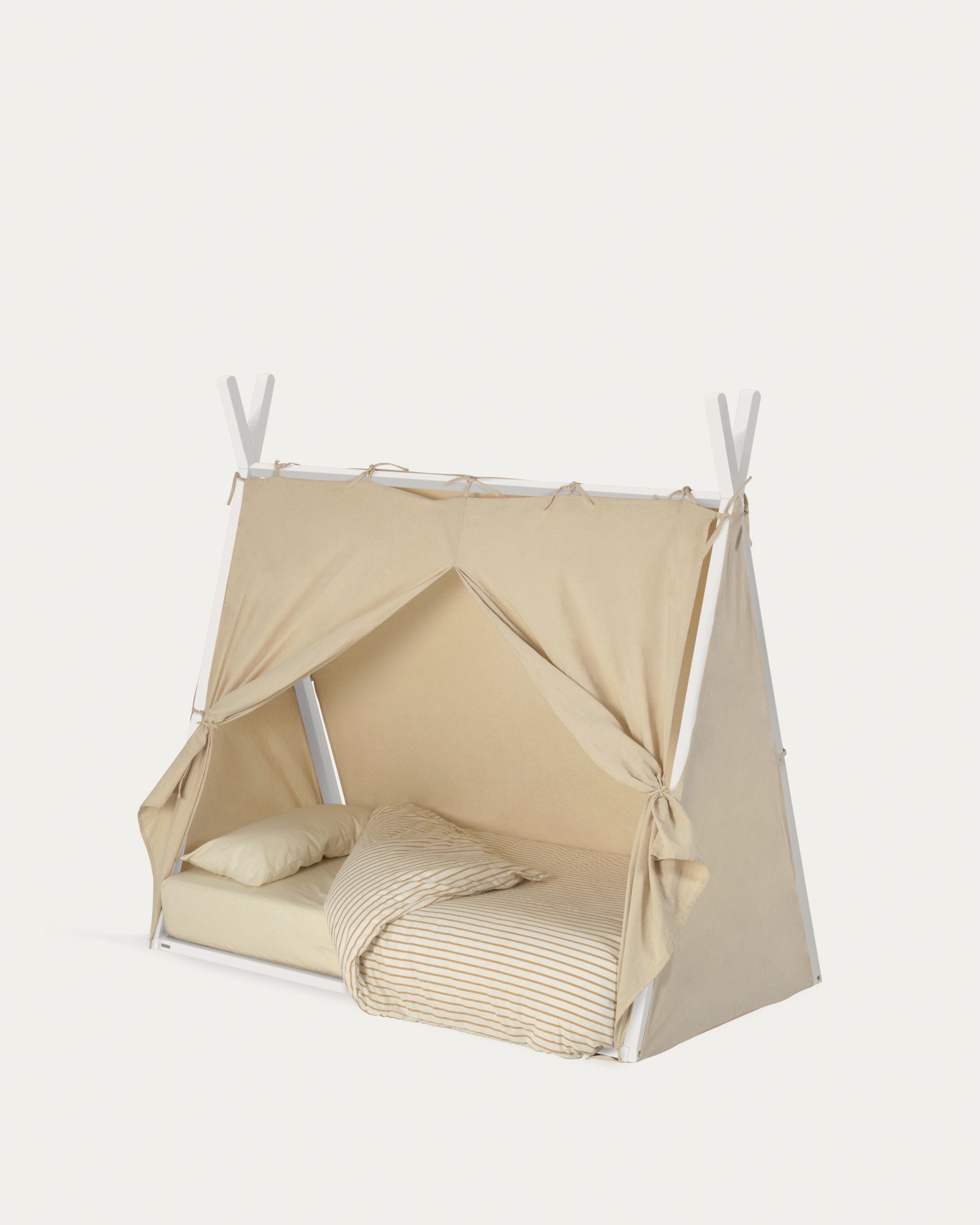 Maralis Tipi-Bett aus massiver Buche mit weissem Finish für Matratze von 70 x 140 cm in Weiß präsentiert im Onlineshop von KAQTU Design AG. Bett ist von Kave Home