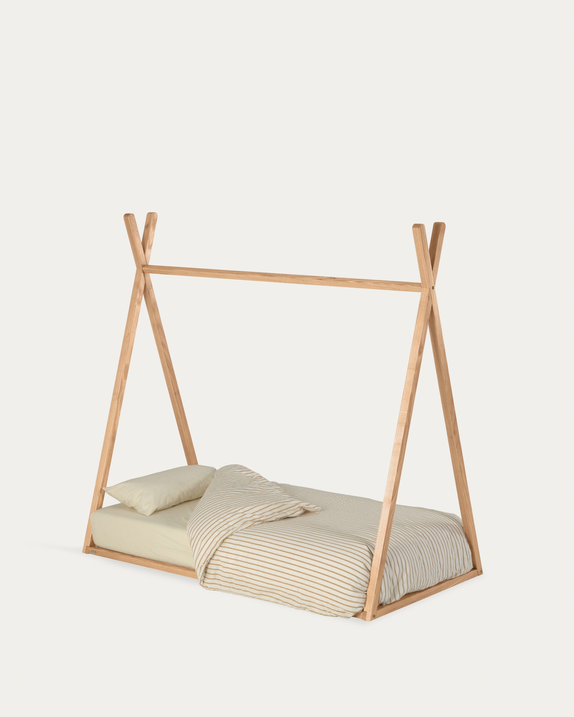 Maralis Tipi-Bett aus massiver Buche mit natürlichem Finish für Matratze von 70 x 140 cm in Braun präsentiert im Onlineshop von KAQTU Design AG. Bett ist von Kave Home