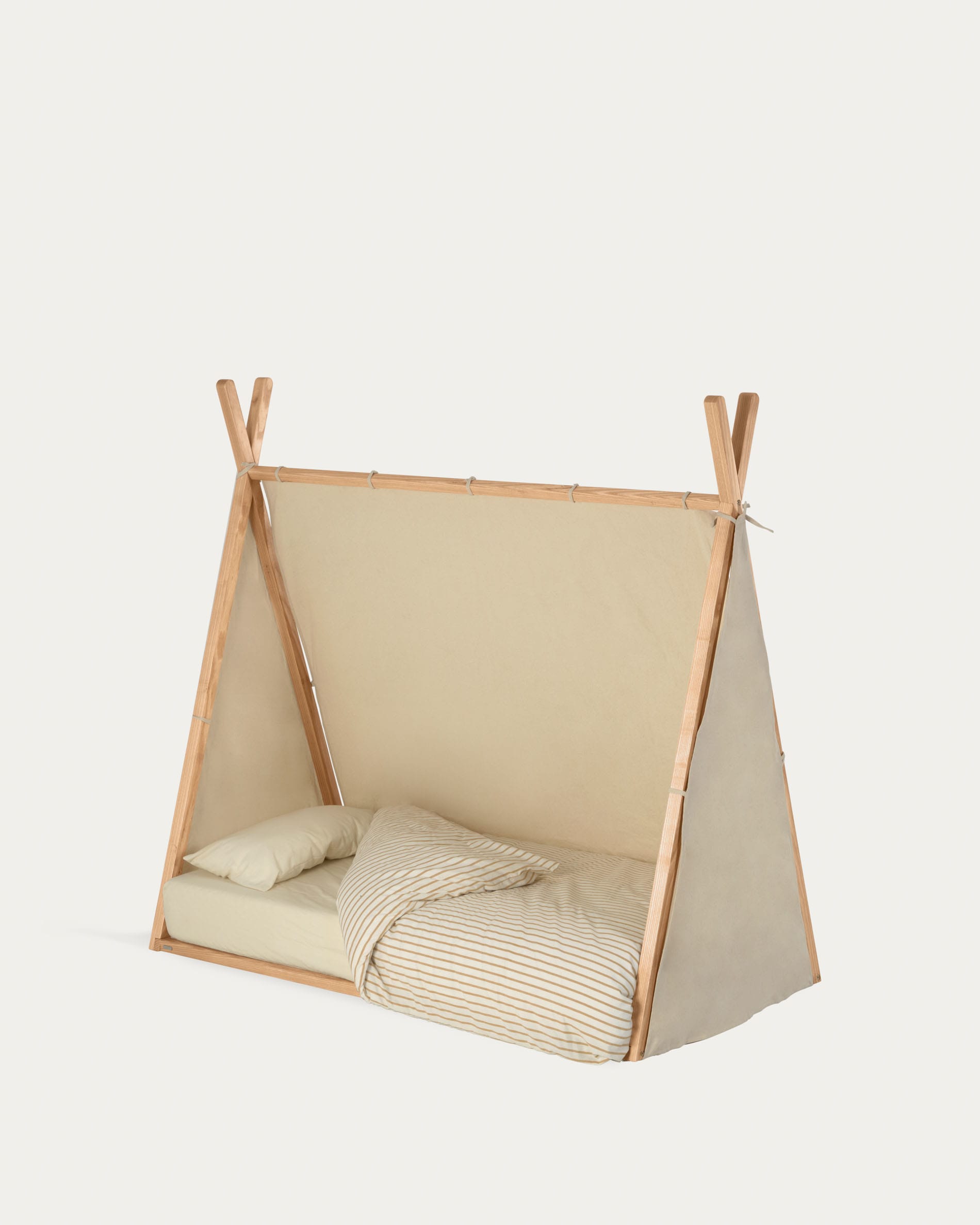 Maralis Tipi-Bett aus massiver Buche mit natürlichem Finish für Matratze von 70 x 140 cm in Braun präsentiert im Onlineshop von KAQTU Design AG. Bett ist von Kave Home