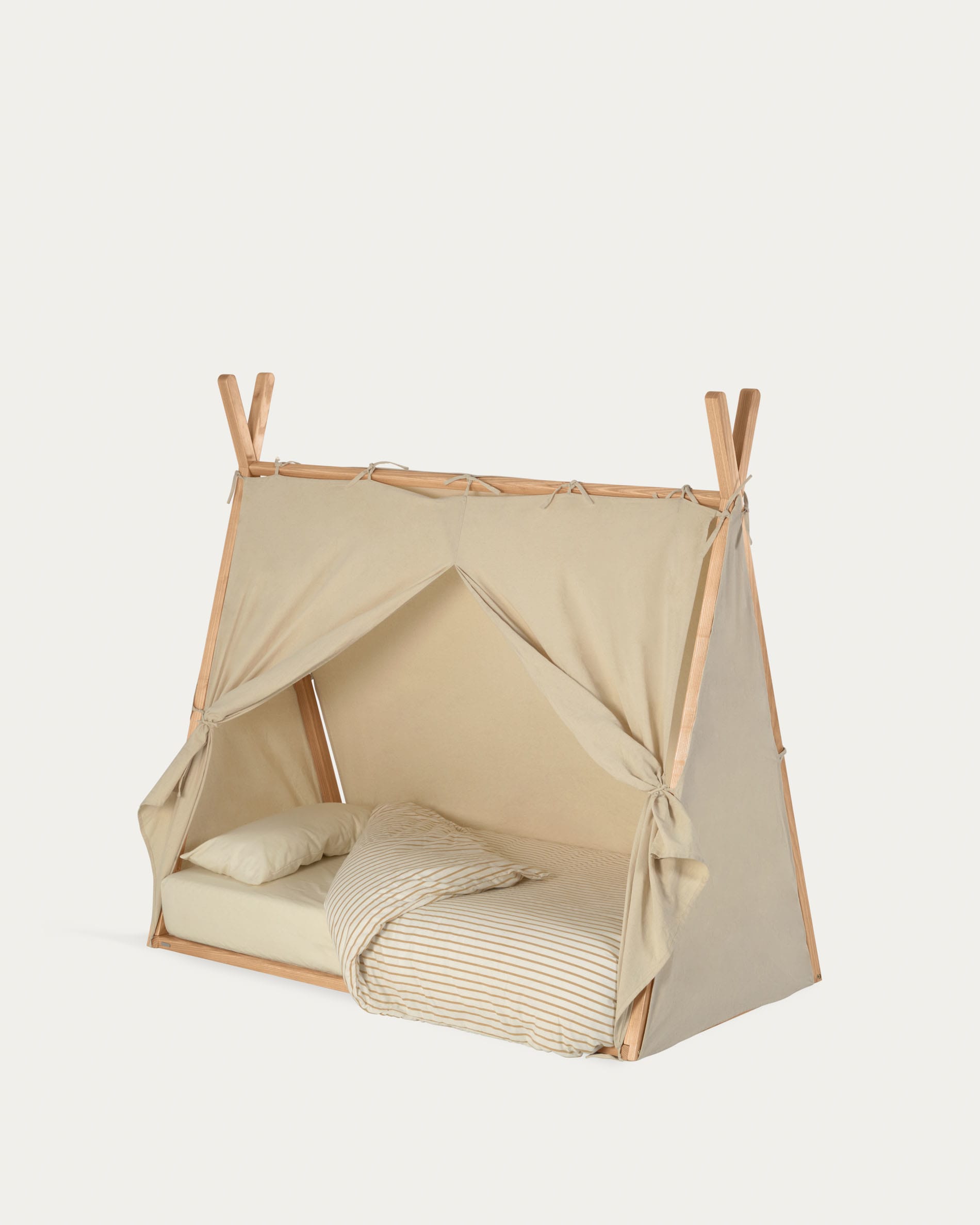 Maralis Tipi-Bett aus massiver Buche mit natürlichem Finish für Matratze von 70 x 140 cm in Braun präsentiert im Onlineshop von KAQTU Design AG. Bett ist von Kave Home