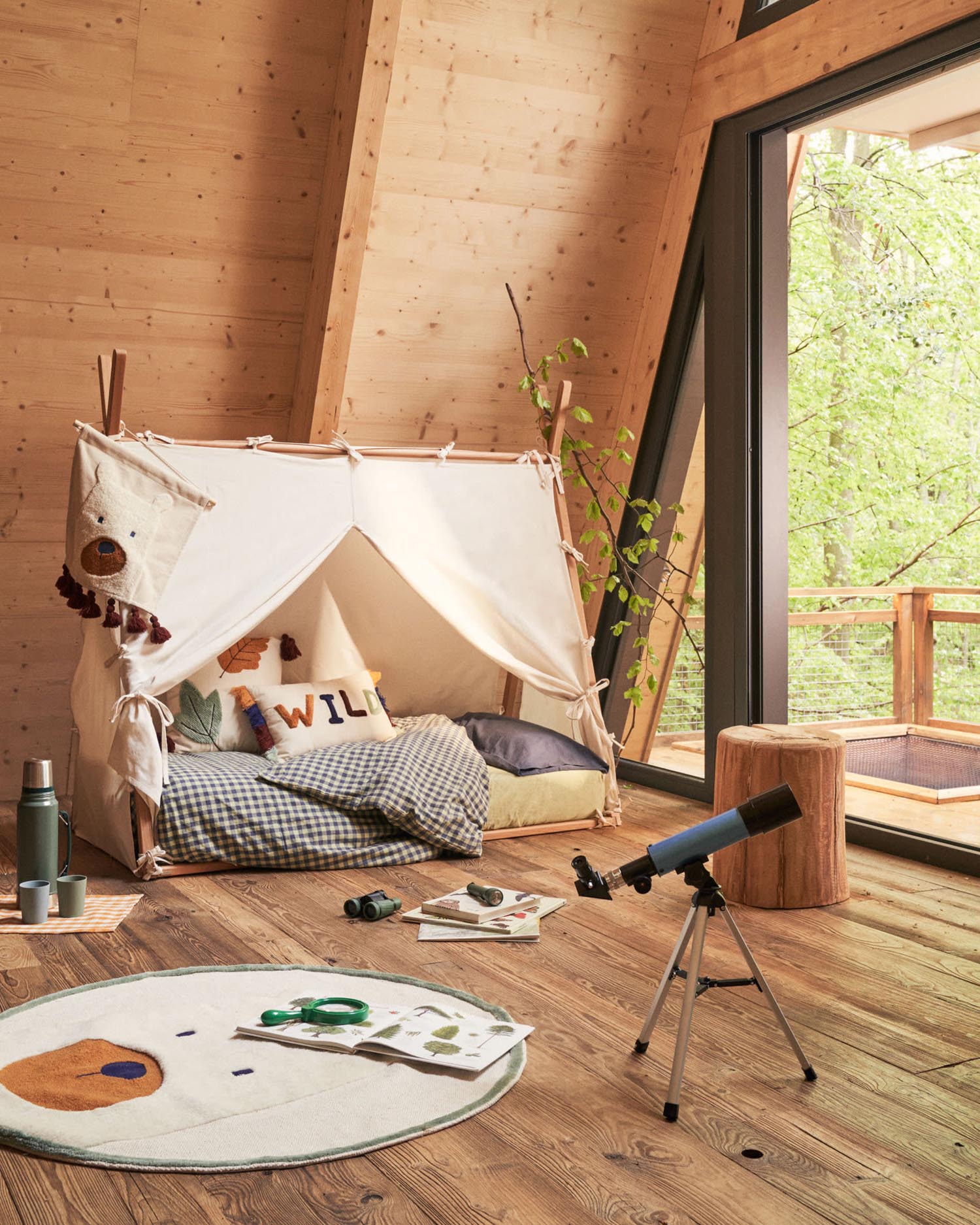 Maralis Tipi-Bett aus massiver Buche mit natürlichem Finish für Matratze von 70 x 140 cm in Braun präsentiert im Onlineshop von KAQTU Design AG. Bett ist von Kave Home