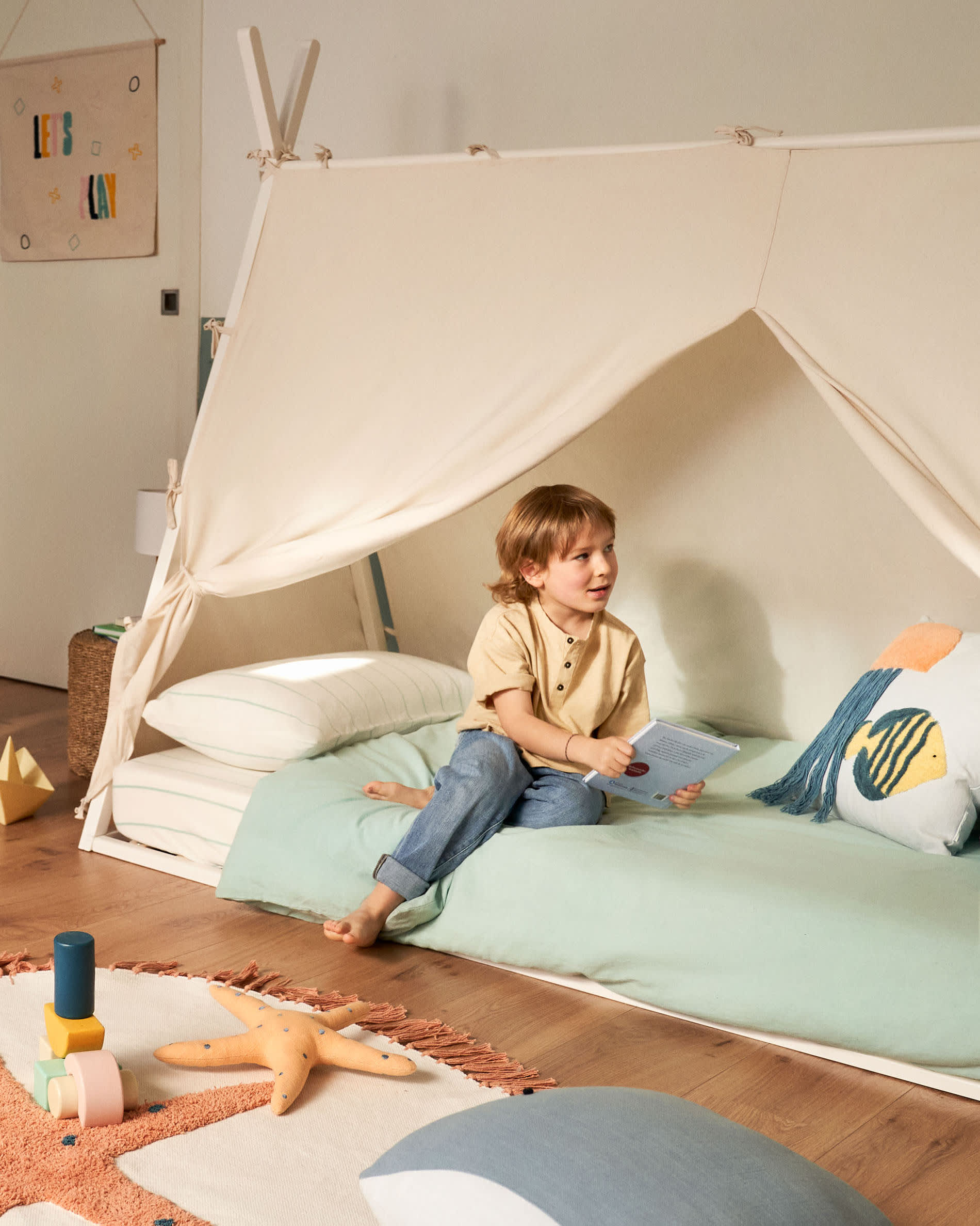 Maralis Tipi-Bett aus massiver Buche mit weissem Finish für Matratze von 90 x 190 cm in Weiß präsentiert im Onlineshop von KAQTU Design AG. Bett ist von Kave Home