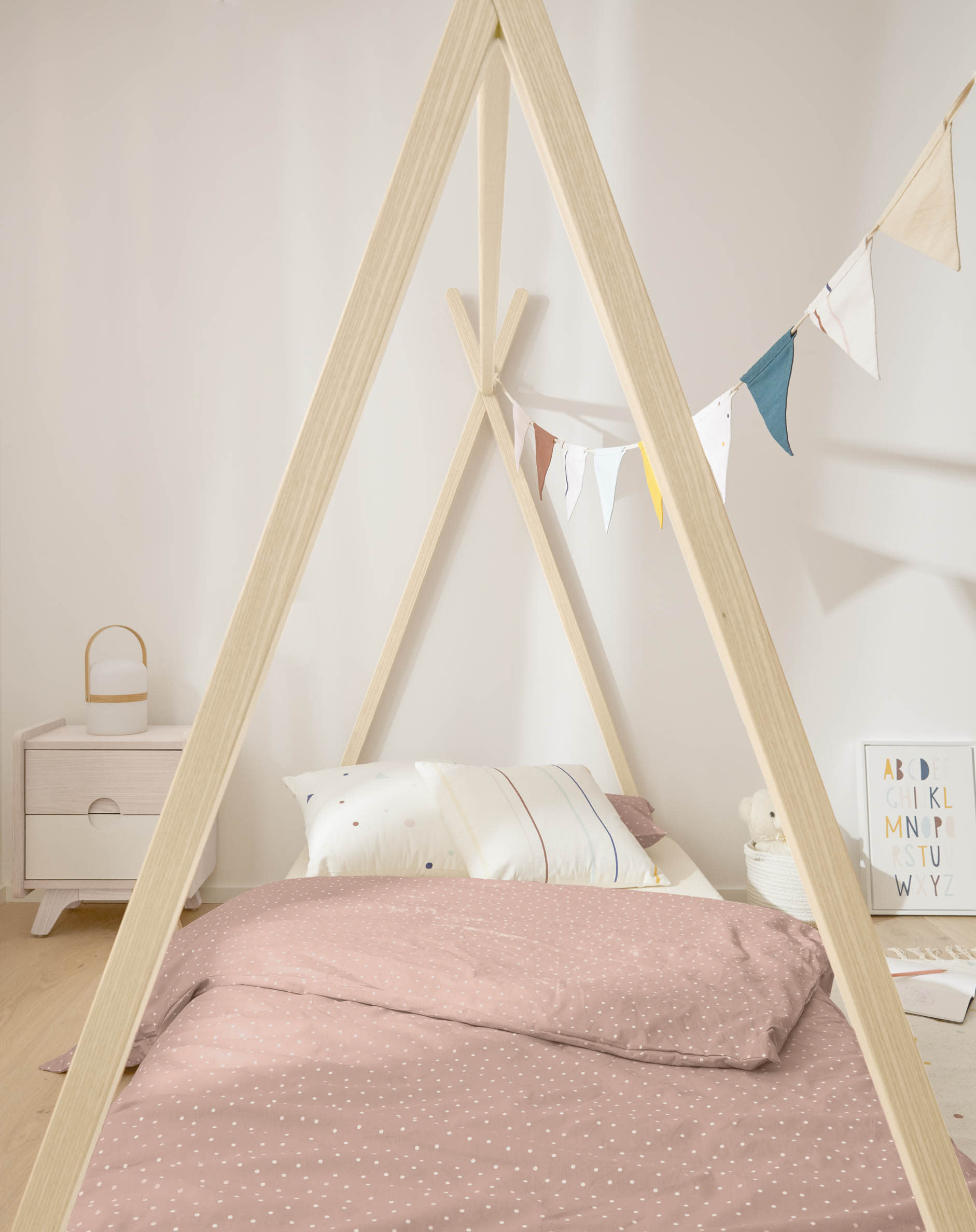 Maralis Tipi-Bett aus massiver Buche mit natürlichem Finish für Matratze von 90 x 190 cm in Braun präsentiert im Onlineshop von KAQTU Design AG. Bett ist von Kave Home