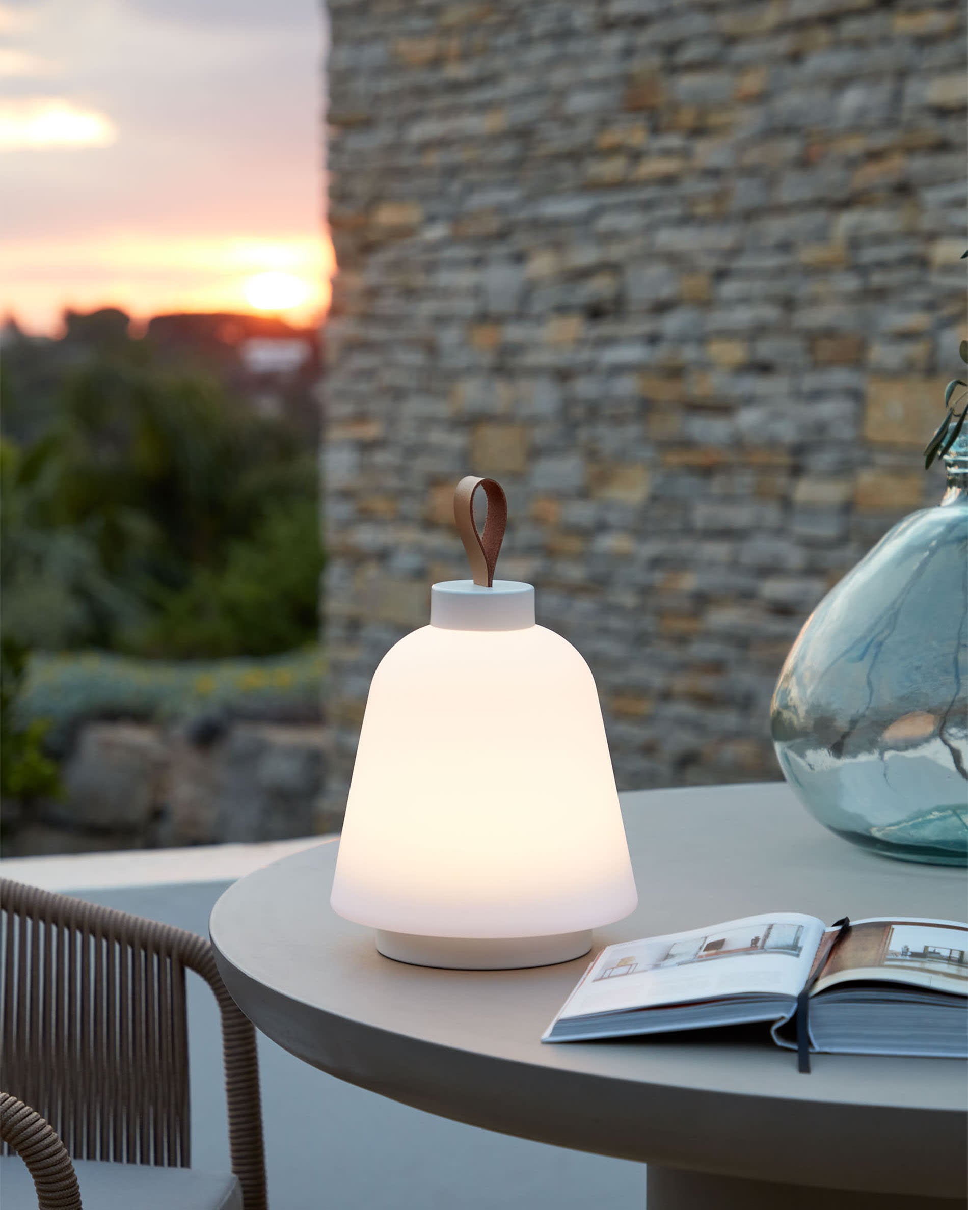 Udiya Tischlampe aus Polyethylen und Metall mit weissem Finish in Weiß präsentiert im Onlineshop von KAQTU Design AG. Tischleuchte ist von Kave Home