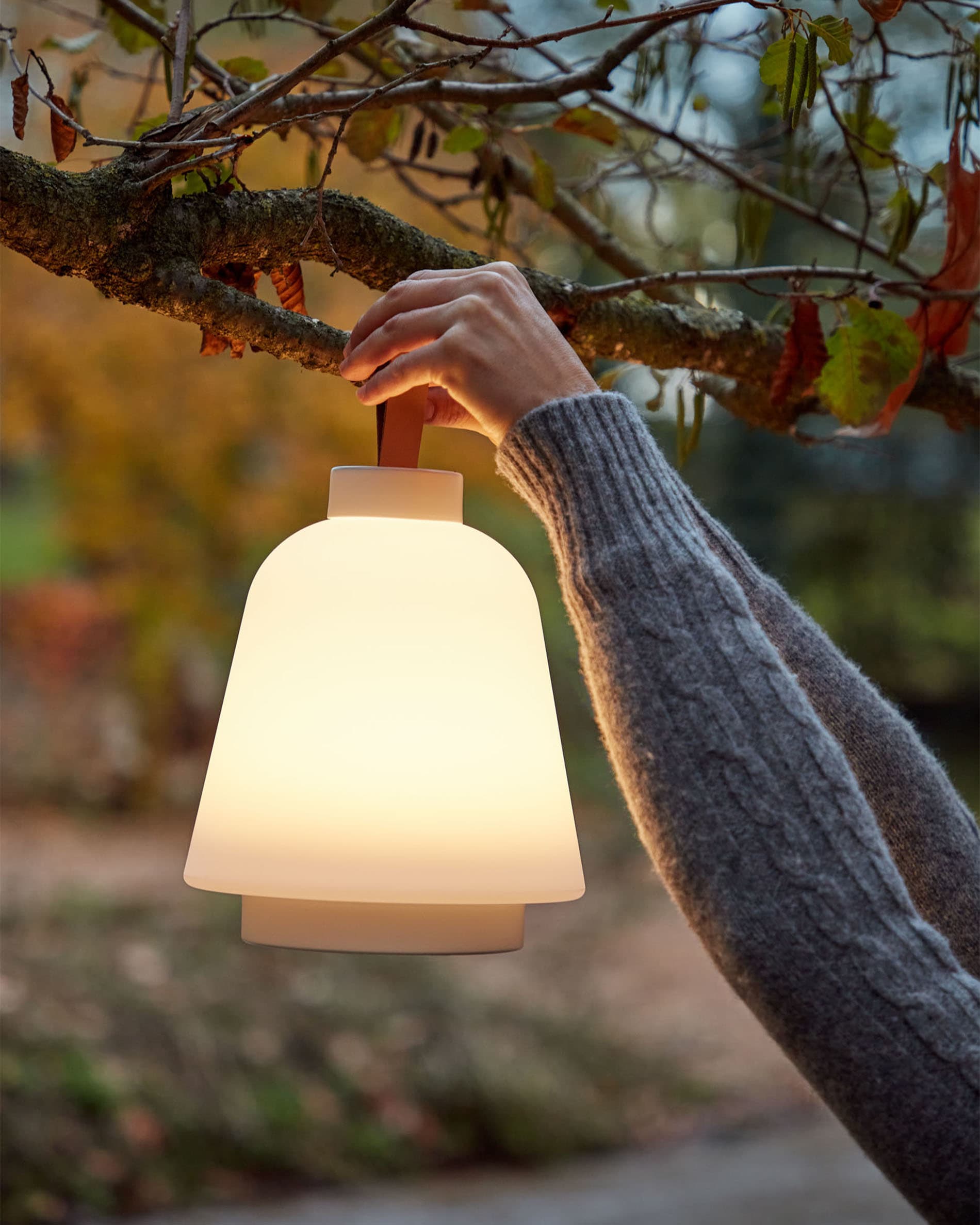 Udiya Tischlampe aus Polyethylen und Metall mit weissem Finish in Weiß präsentiert im Onlineshop von KAQTU Design AG. Tischleuchte ist von Kave Home