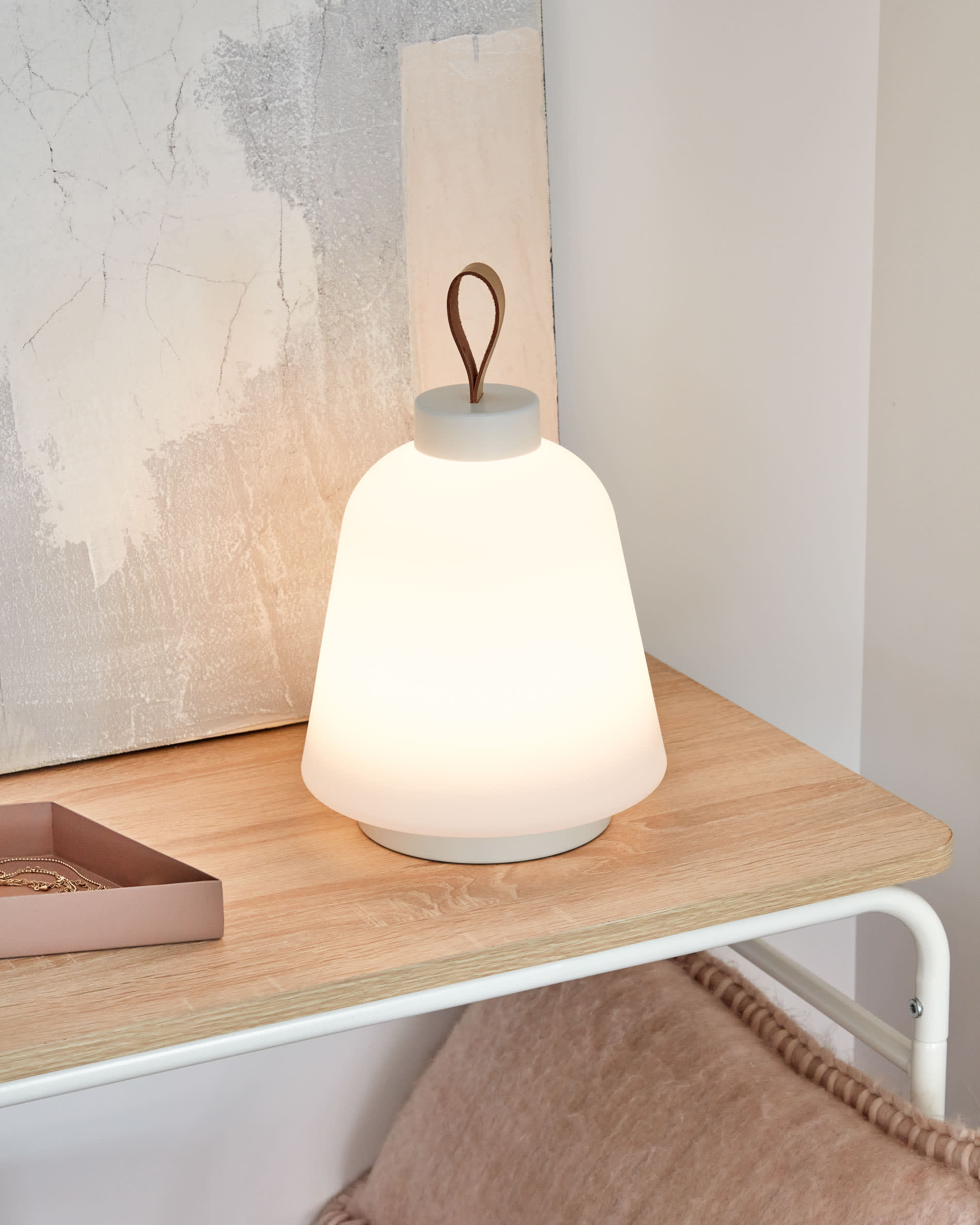 Udiya Tischlampe aus Polyethylen und Metall mit weissem Finish in Weiß präsentiert im Onlineshop von KAQTU Design AG. Tischleuchte ist von Kave Home