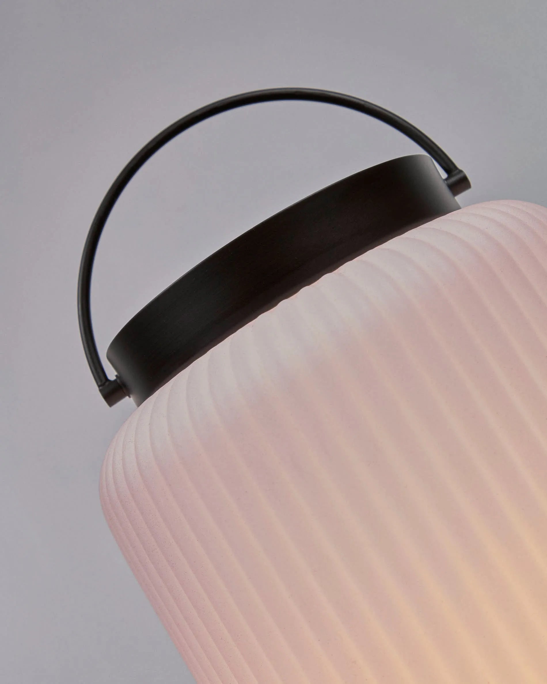 Die Verona Tischlampe von Kave Home kombiniert modernes Design mit Funktionalität, aus Polyethylen und Metall, in elegantem Schwarz.