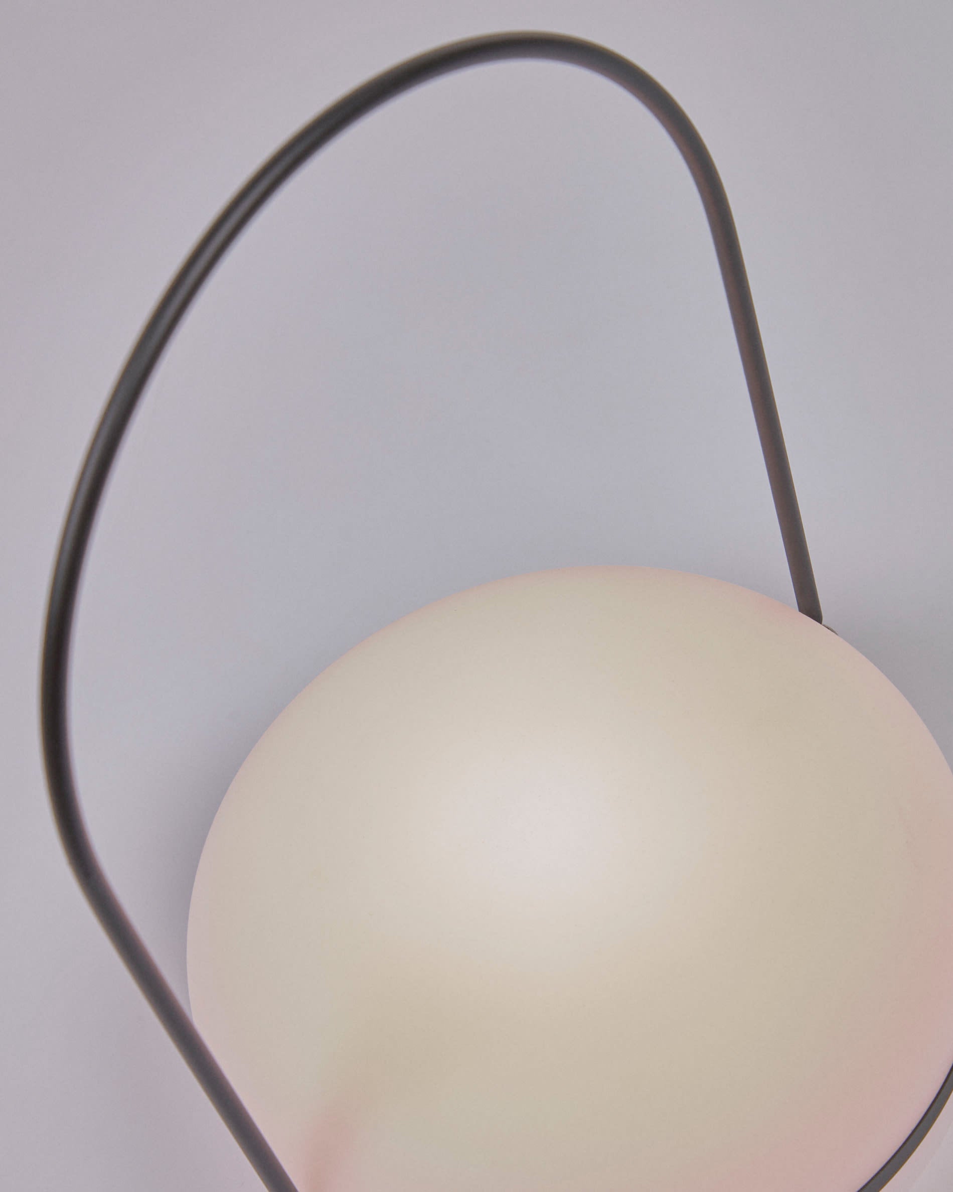 Tea Tischlampe aus Polyethylen und Metall mit schwarzem Finish in Schwarz präsentiert im Onlineshop von KAQTU Design AG. Tischleuchte ist von Kave Home