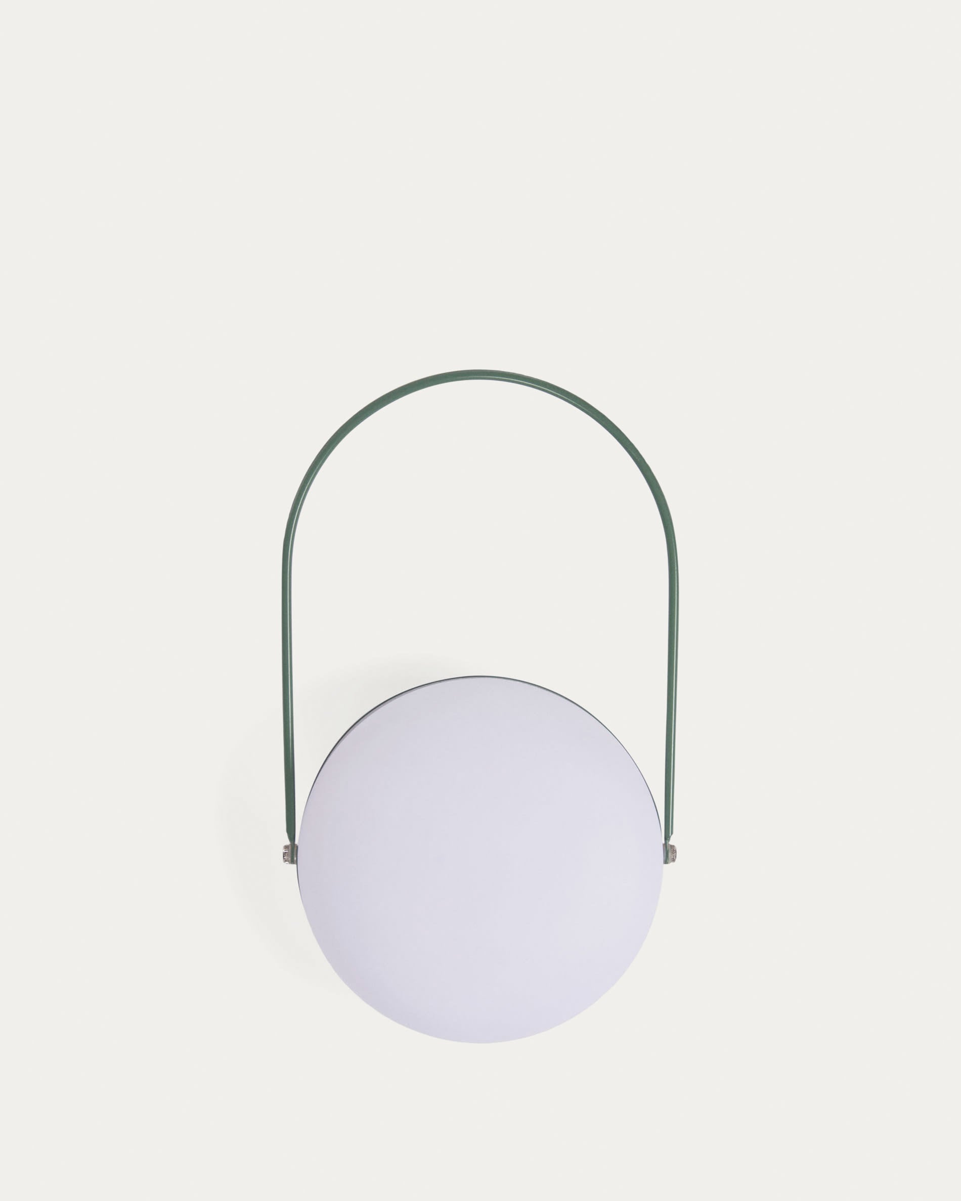 Tea Tischlampe aus Polyethylen und Metall mit grünem Finish in Grün präsentiert im Onlineshop von KAQTU Design AG. Tischleuchte ist von Kave Home