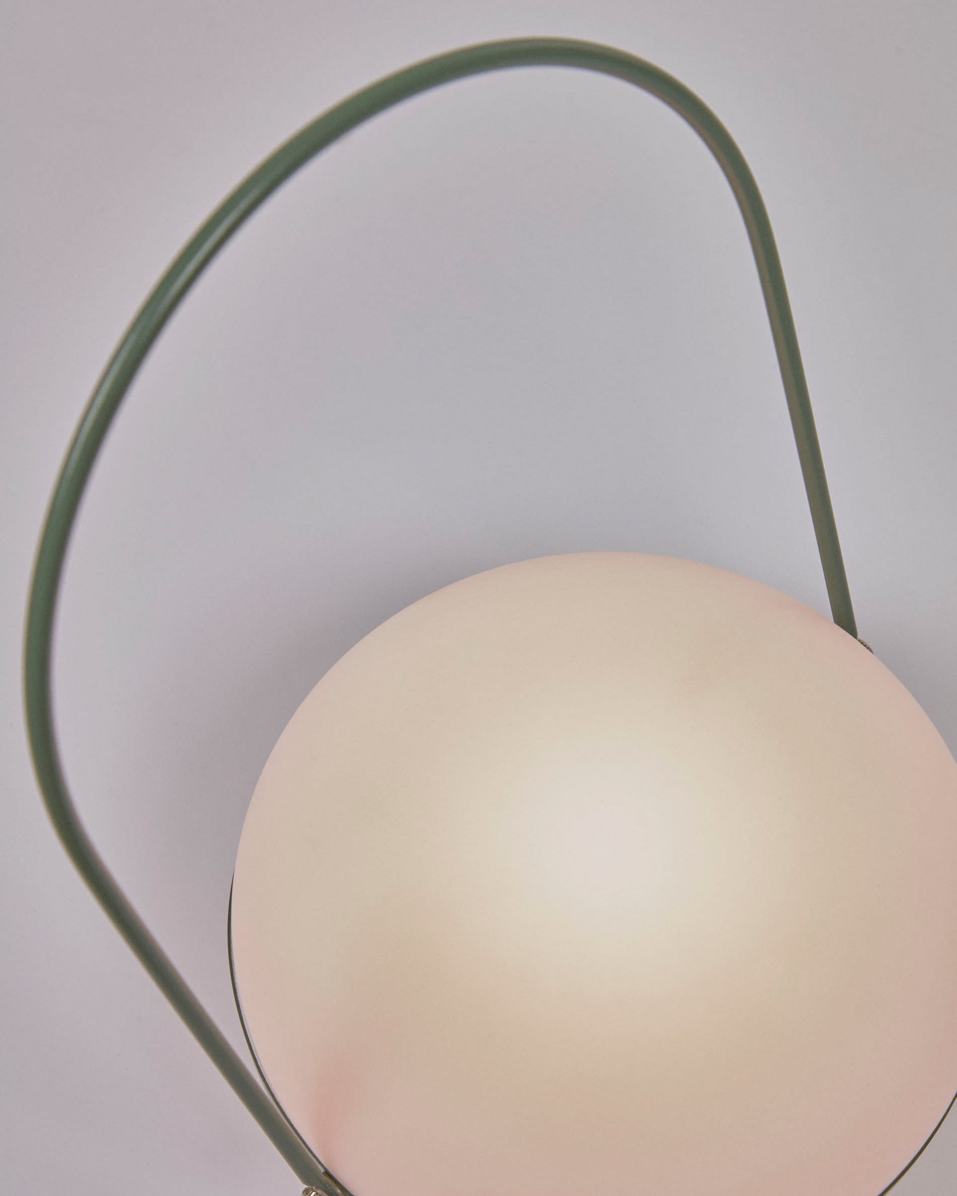 Tea Tischlampe aus Polyethylen und Metall mit grünem Finish in Grün präsentiert im Onlineshop von KAQTU Design AG. Tischleuchte ist von Kave Home