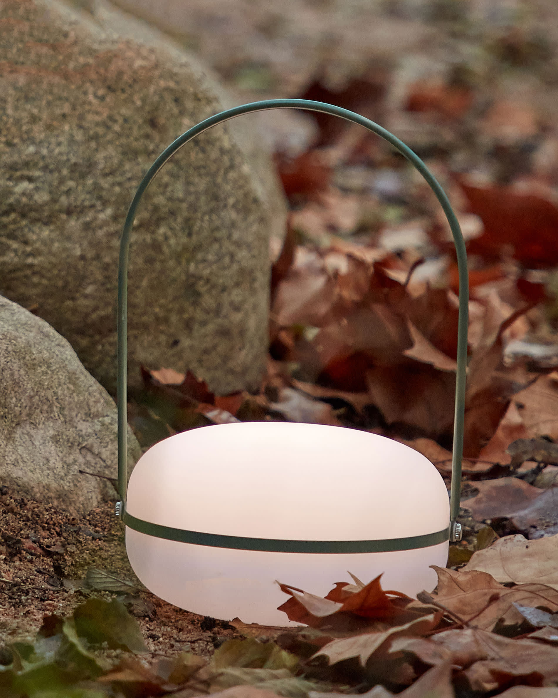 Tea Tischlampe aus Polyethylen und Metall mit grünem Finish in Grün präsentiert im Onlineshop von KAQTU Design AG. Tischleuchte ist von Kave Home