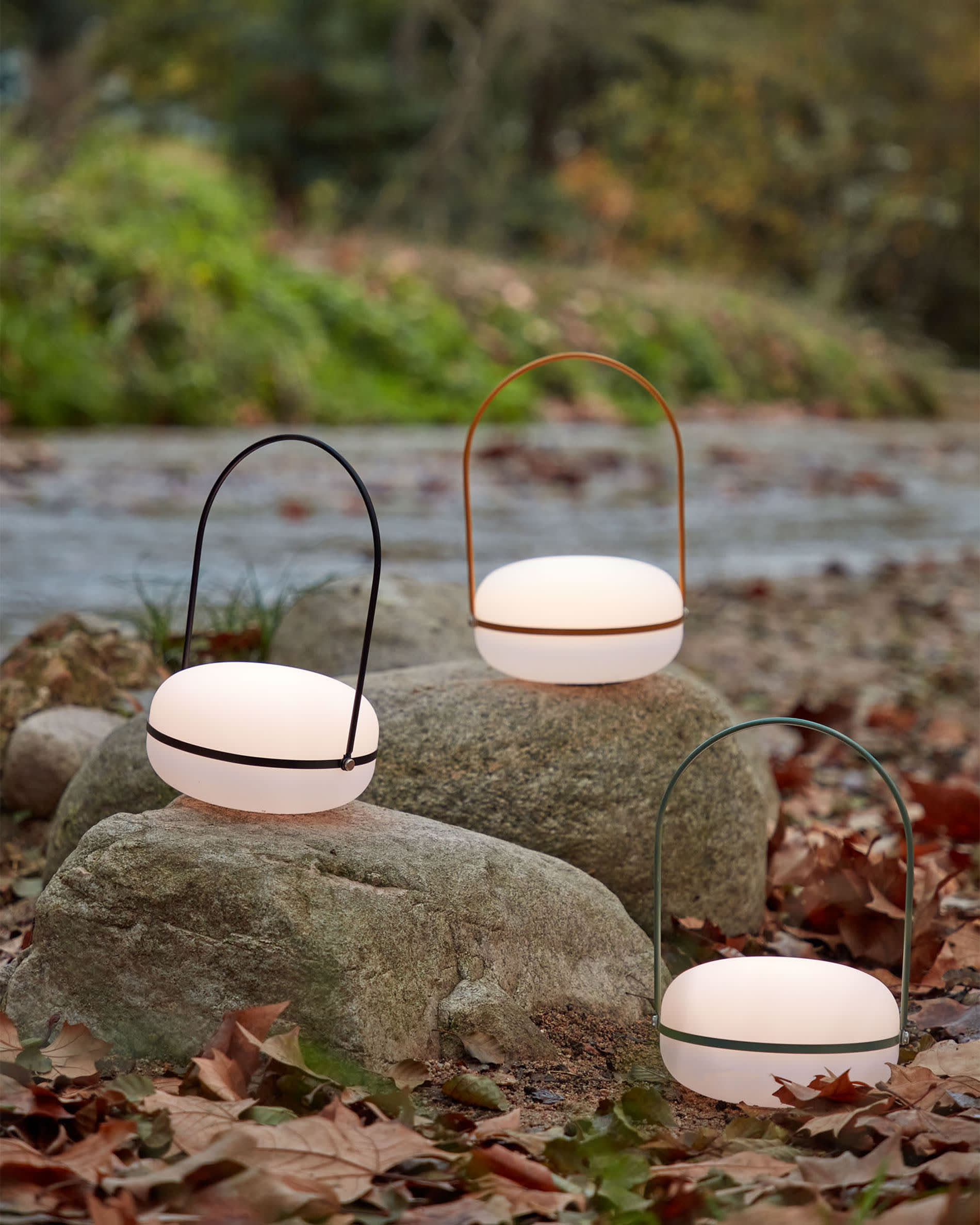 Tea Tischlampe aus Polyethylen und Metall mit grünem Finish in Grün präsentiert im Onlineshop von KAQTU Design AG. Tischleuchte ist von Kave Home