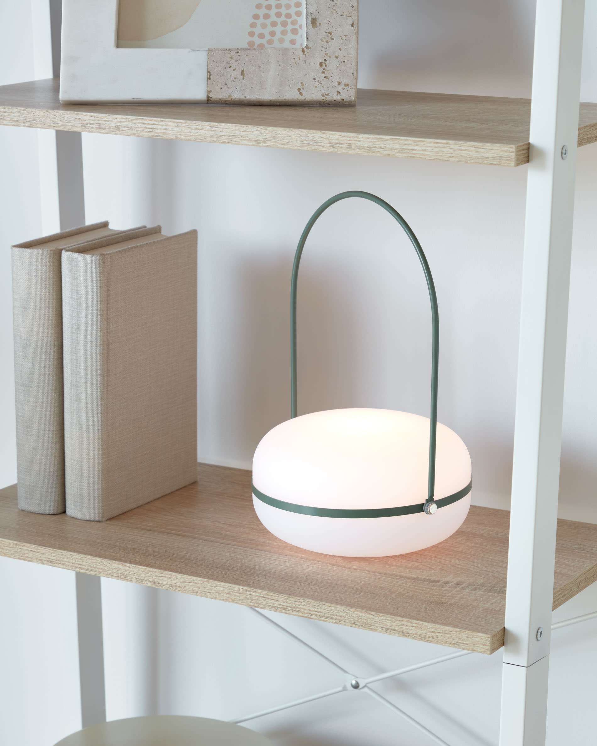 Tea Tischlampe aus Polyethylen und Metall mit grünem Finish in Grün präsentiert im Onlineshop von KAQTU Design AG. Tischleuchte ist von Kave Home