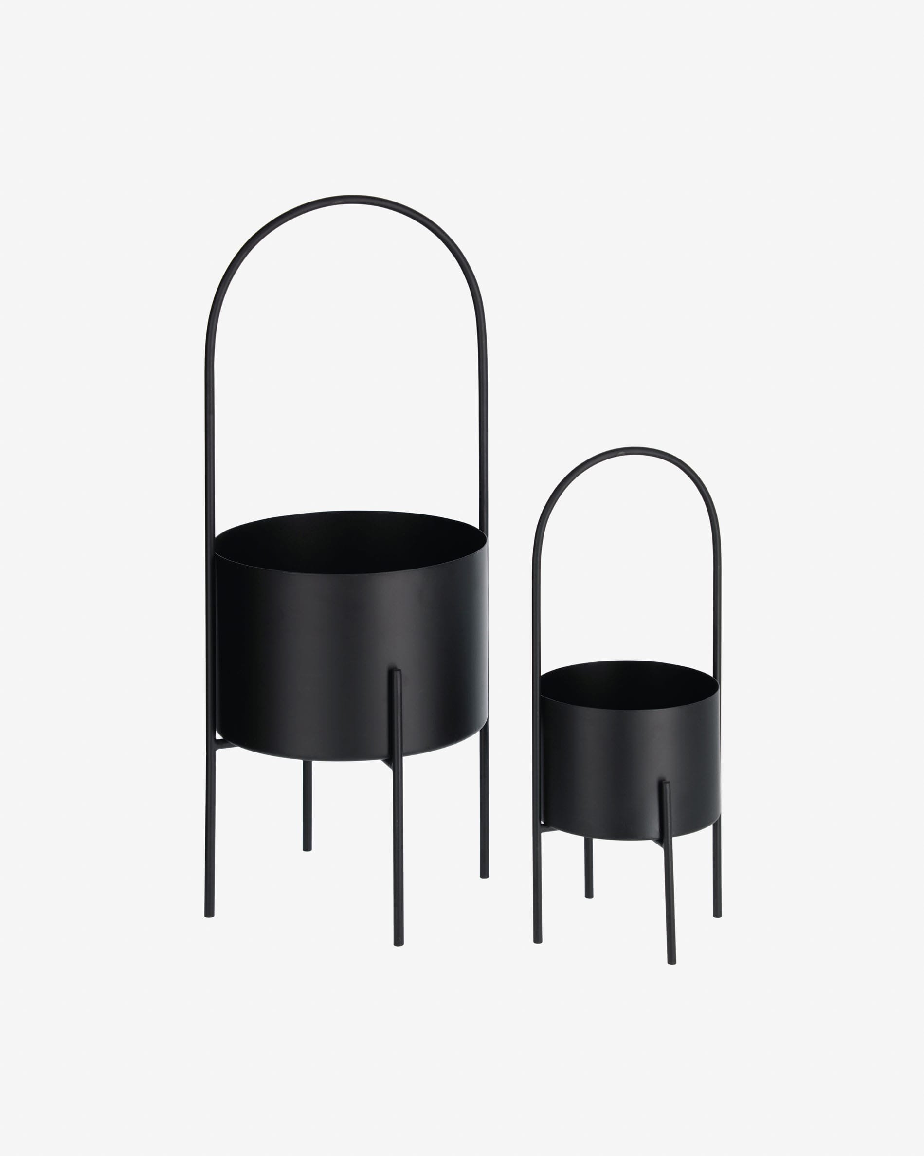 2er-Set Mash-Pflanzengefässe mit schwarzem Metallgriff Ø 25 cm / Ø 16,5 cm in Schwarz präsentiert im Onlineshop von KAQTU Design AG. Pflanzentopf Outdoor ist von Kave Home