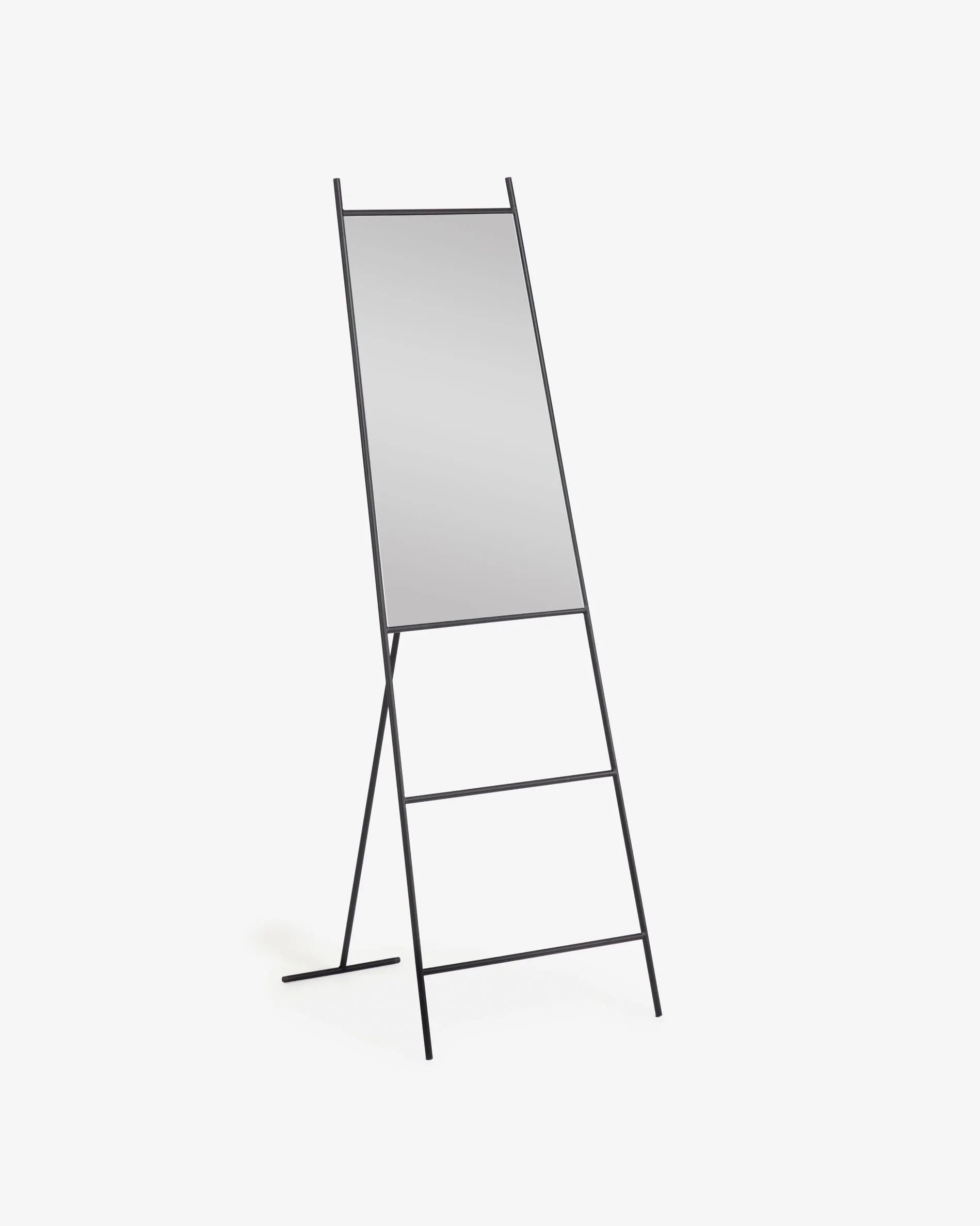 Eleganter Norland Ganzkörperspiegel 55x166 cm, schwarzer Metallrahmen, klare Reflexion, integrierte Kleiderbügel, industrieller Chic.