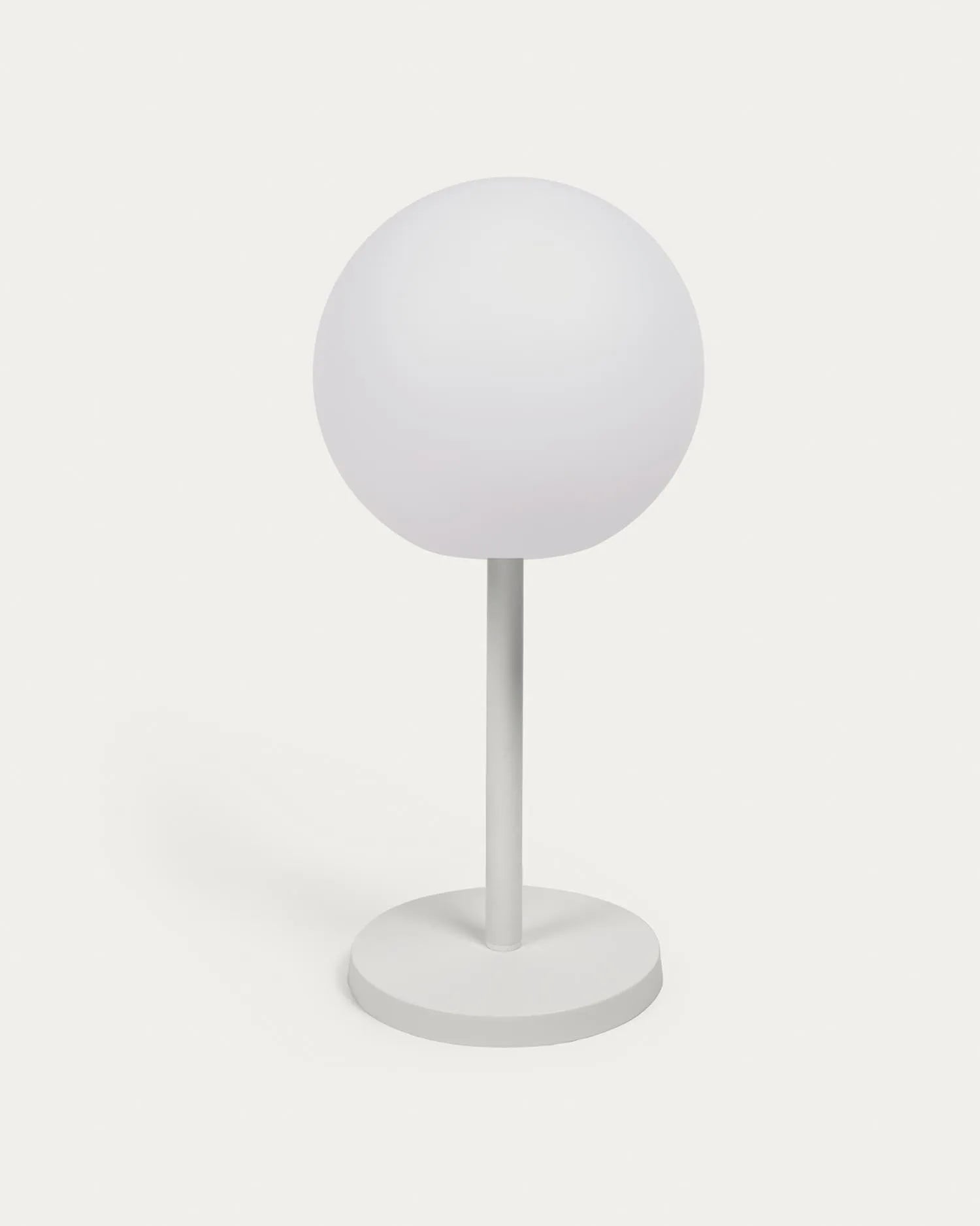 Stilvolle, tragbare Outdoor Tischlampe Dinesh aus weißem Stahl, robust und wetterbeständig, ideal für Garten und Terrasse.