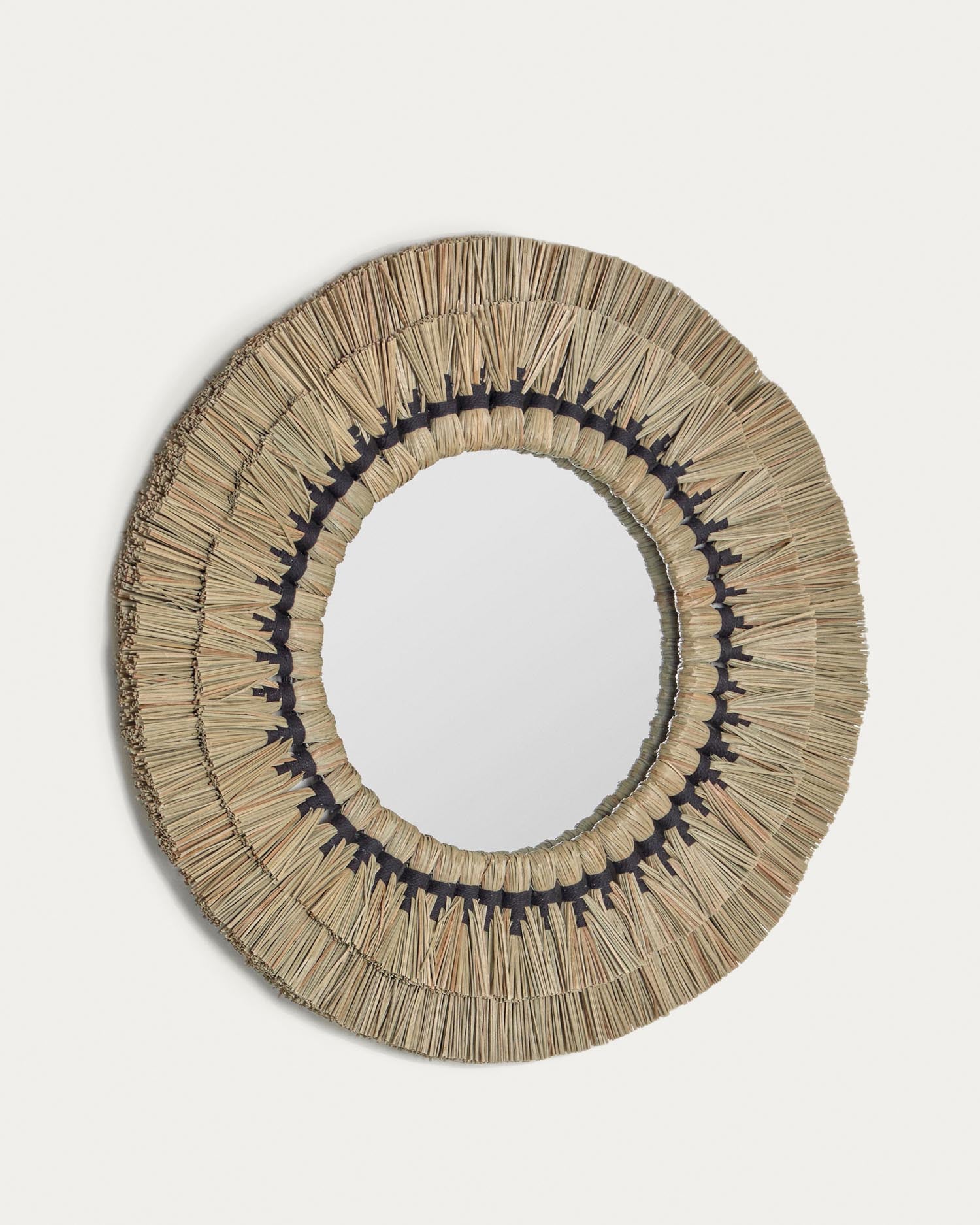 Akila Rundspiegel aus beigen Naturfasern und schwarzer Baumwollkordel 60 cm in Braun präsentiert im Onlineshop von KAQTU Design AG. Spiegel ist von Kave Home