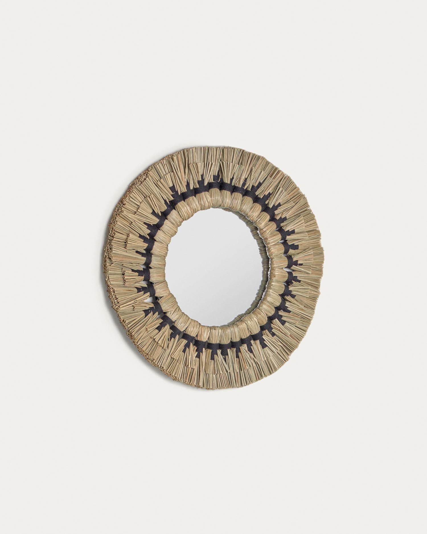 Akila Rundspiegel aus grünen Naturfasern und schwarzer Baumwollkordel 40 cm in Braun präsentiert im Onlineshop von KAQTU Design AG. Spiegel ist von Kave Home