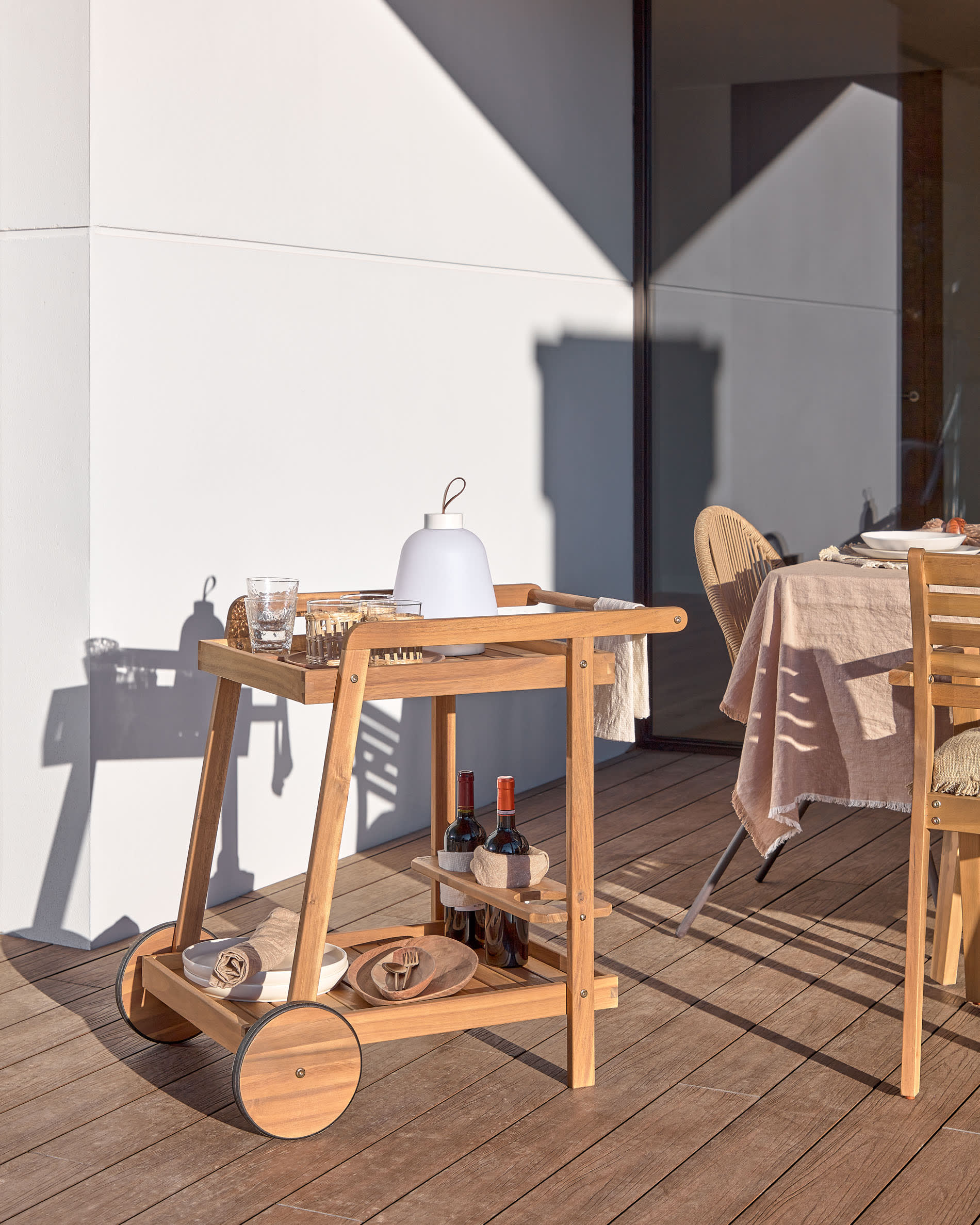 Felisa Outdoor Serviertisch aus massivem Akazienholz 55 x 73 cm FSC 100% in Braun präsentiert im Onlineshop von KAQTU Design AG. Gartentisch ist von Kave Home