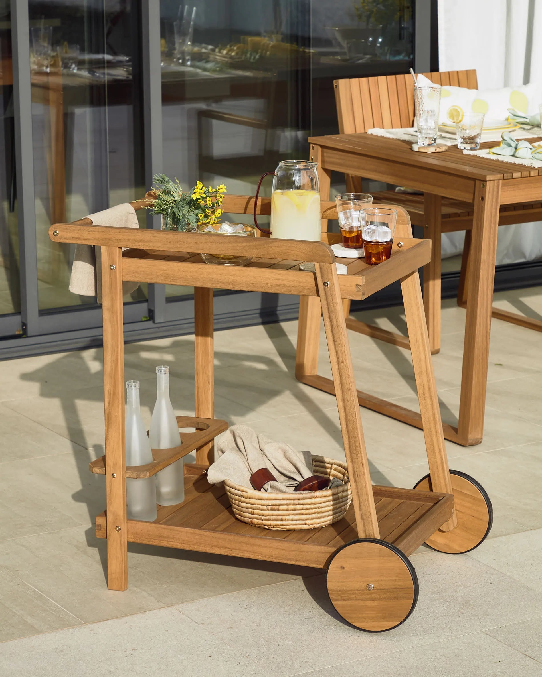 Eleganter Serviertisch aus Akazienholz, mobil dank Rädern, ideal für stilvolles Outdoor-Dining. FSC-zertifiziert, umweltfreundlich.