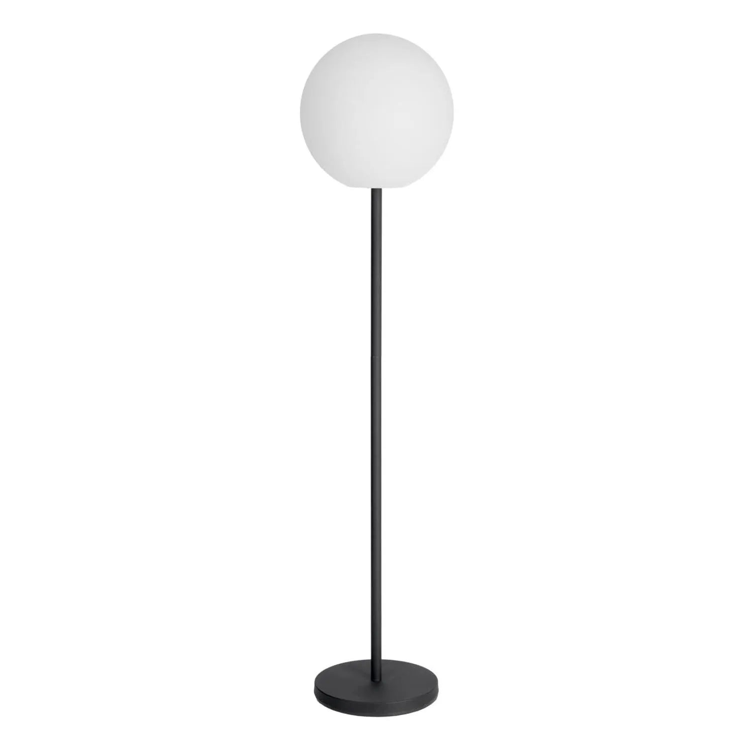 Dinesh Stehlampe aus schwarzem Stahl in Schwarz präsentiert im Onlineshop von KAQTU Design AG. Stehleuchte ist von Kave Home