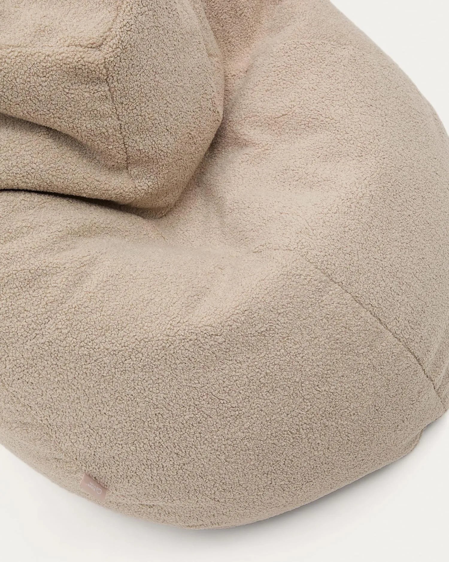 Eleganter Bouclé-Sitzsack in Beige, 70 cm Ø, bietet luxuriösen Komfort und stilvolle Gemütlichkeit für Ihr Zuhause.