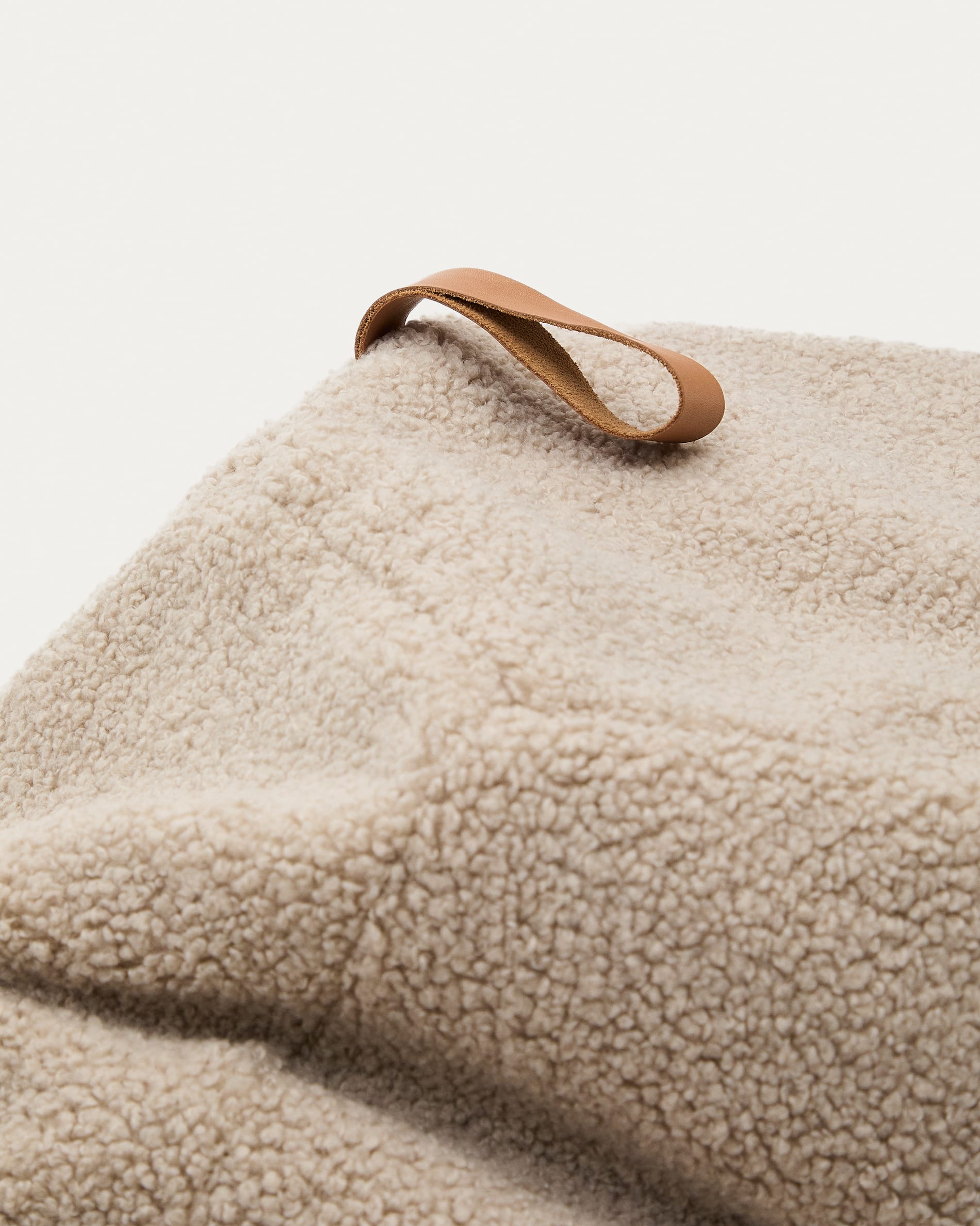 Sitzsack Vicka Bouclé beige Ø 70 cm in Beige präsentiert im Onlineshop von KAQTU Design AG. Sitzsack ist von Kave Home