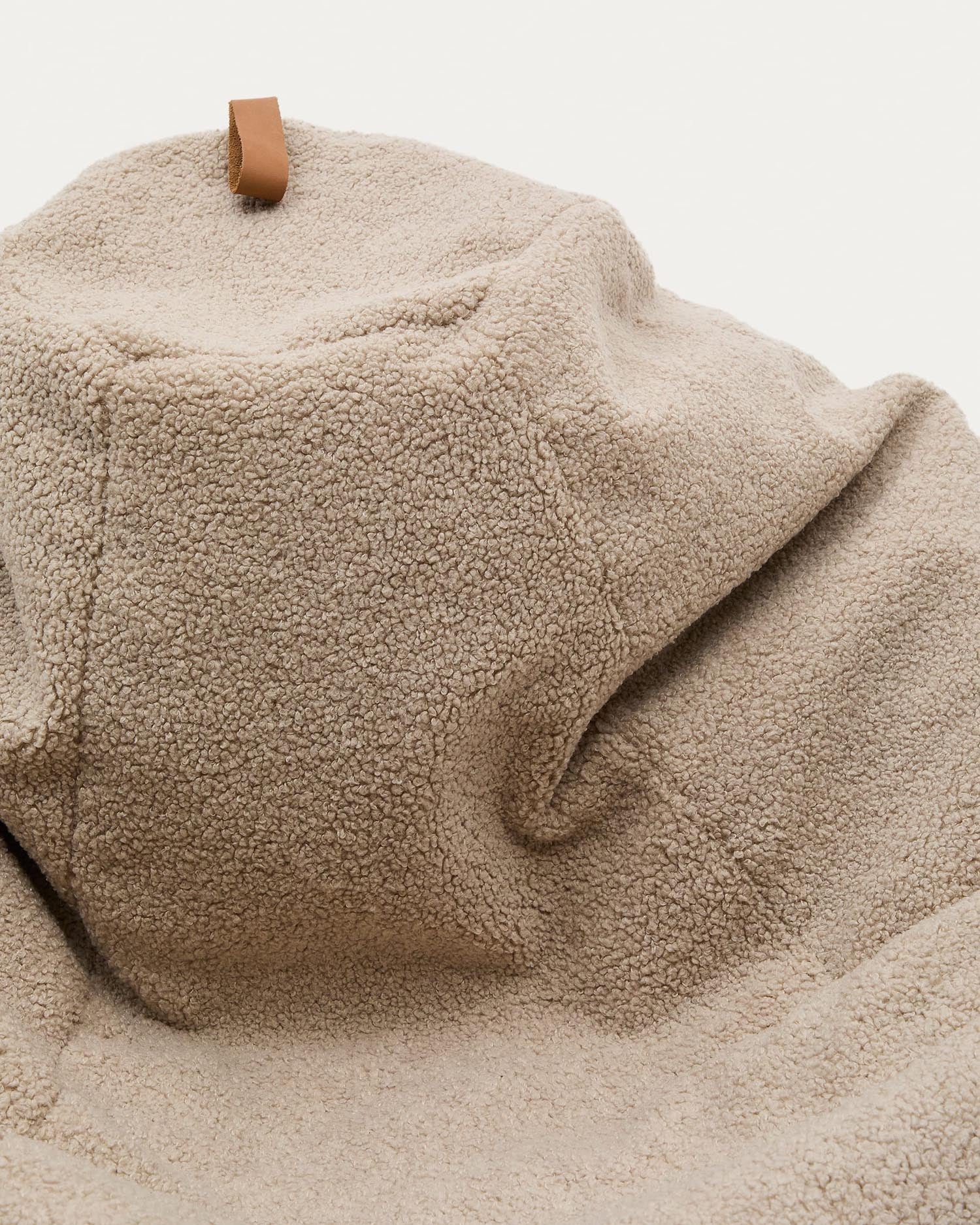 Sitzsack Vicka Bouclé beige Ø 70 cm in Beige präsentiert im Onlineshop von KAQTU Design AG. Sitzsack ist von Kave Home