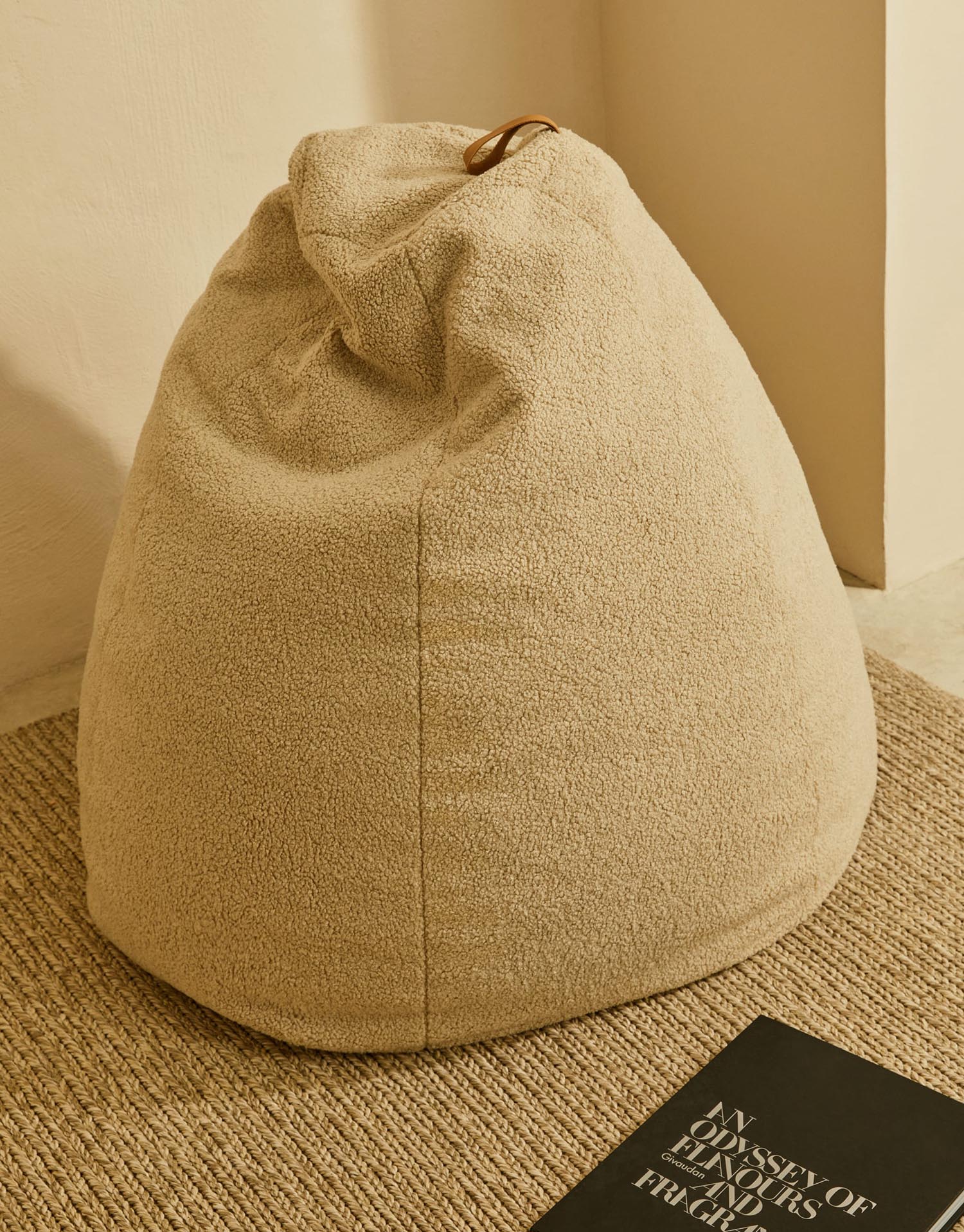 Sitzsack Vicka Bouclé beige Ø 70 cm in Beige präsentiert im Onlineshop von KAQTU Design AG. Sitzsack ist von Kave Home