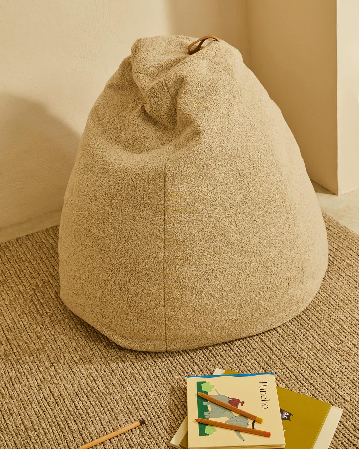 Sitzsack Vicka Bouclé beige Ø 70 cm in Beige präsentiert im Onlineshop von KAQTU Design AG. Sitzsack ist von Kave Home