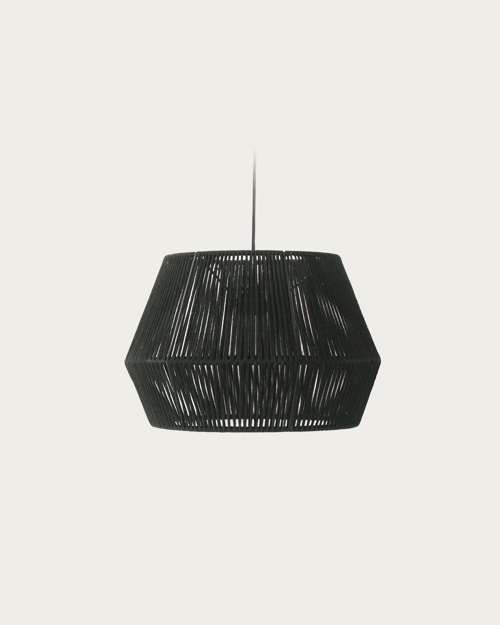 Cantia Lampenschirm für Deckenlampe aus Baumwolle schwarz Ø 36,5 cm in Schwarz präsentiert im Onlineshop von KAQTU Design AG. Lampenschirm ist von Kave Home