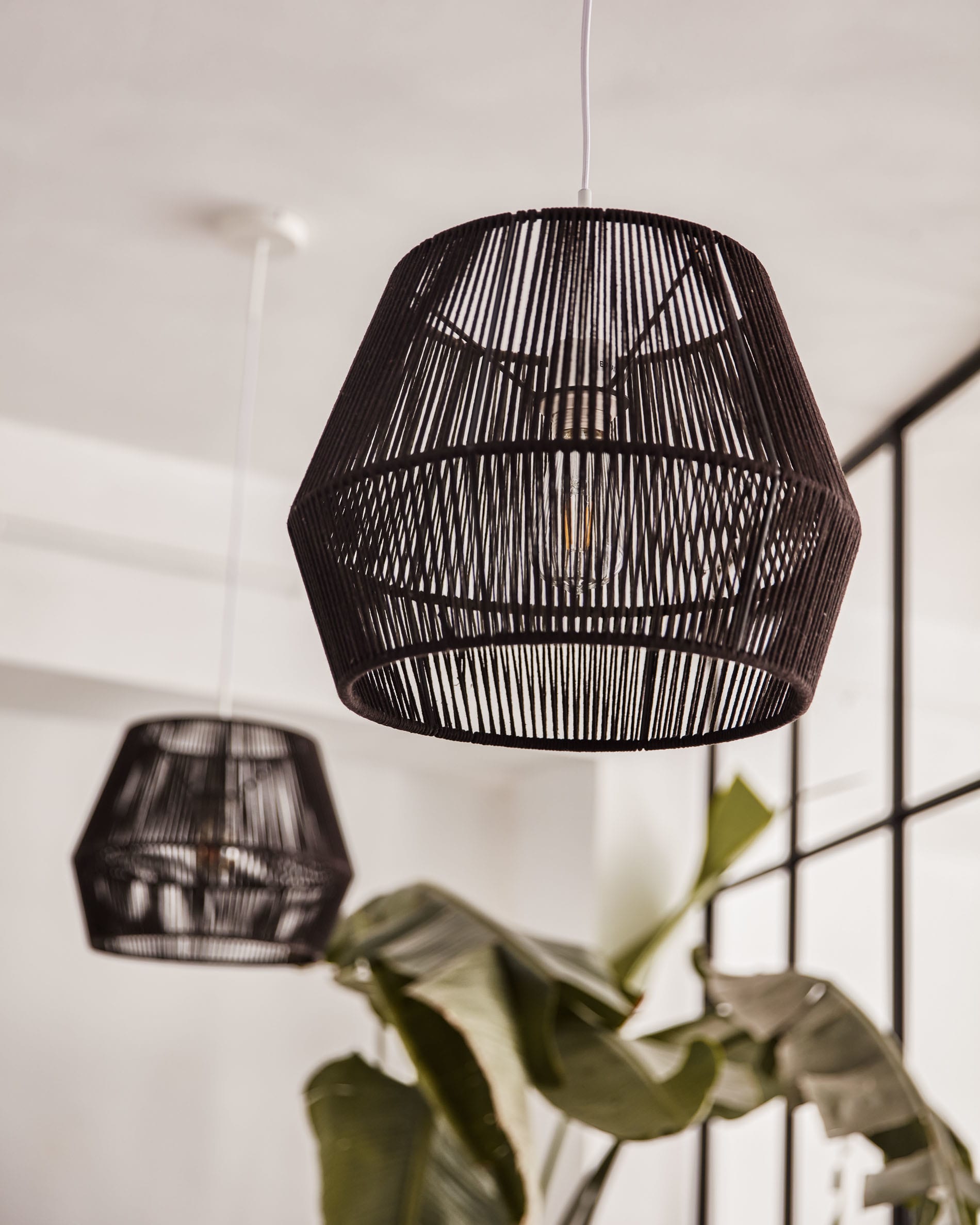 Cantia Lampenschirm für Deckenlampe aus Baumwolle schwarz Ø 36,5 cm in Schwarz präsentiert im Onlineshop von KAQTU Design AG. Lampenschirm ist von Kave Home