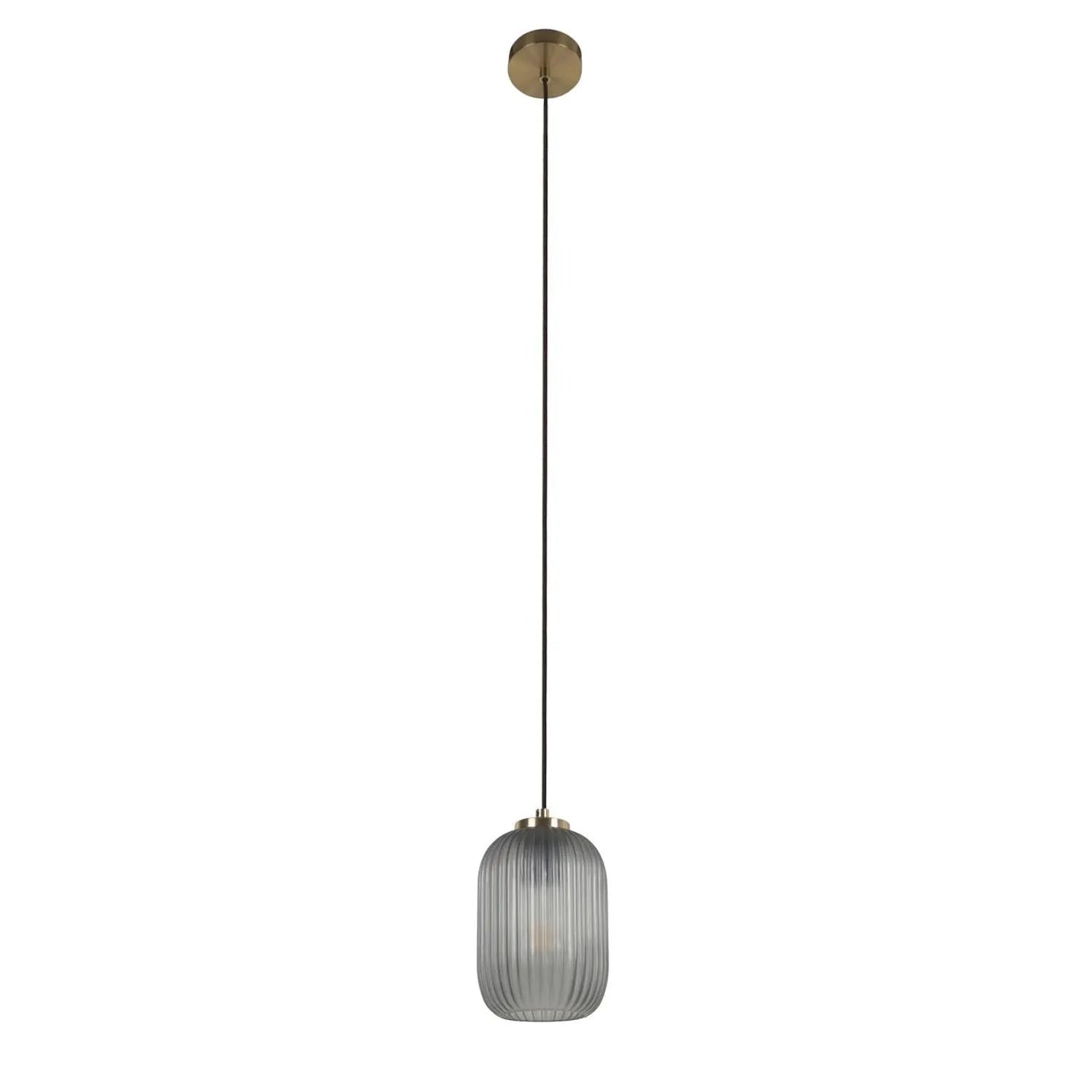 Die Hestia Deckenlampe von Kave Home vereint elegantes Messing-Finish mit rauchgrauem Glas für stilvolle, zeitlose Beleuchtung.