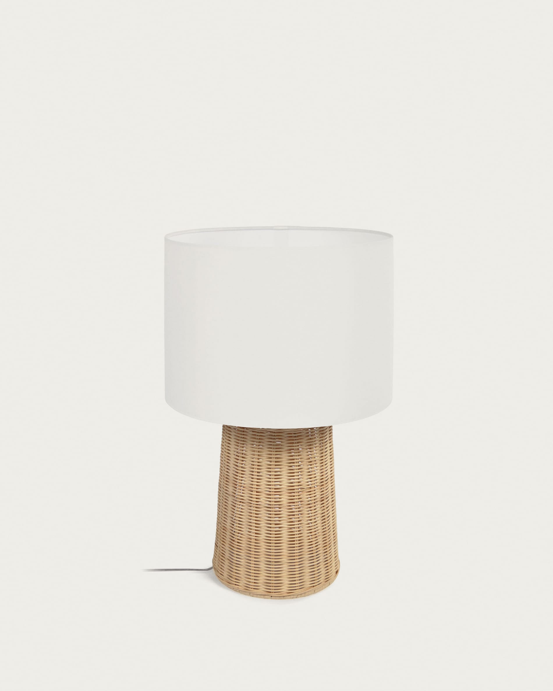 Kimjit Tischlampe aus Rattan mit natürlichem Finish in Mehrfarbig präsentiert im Onlineshop von KAQTU Design AG. Tischleuchte ist von Kave Home