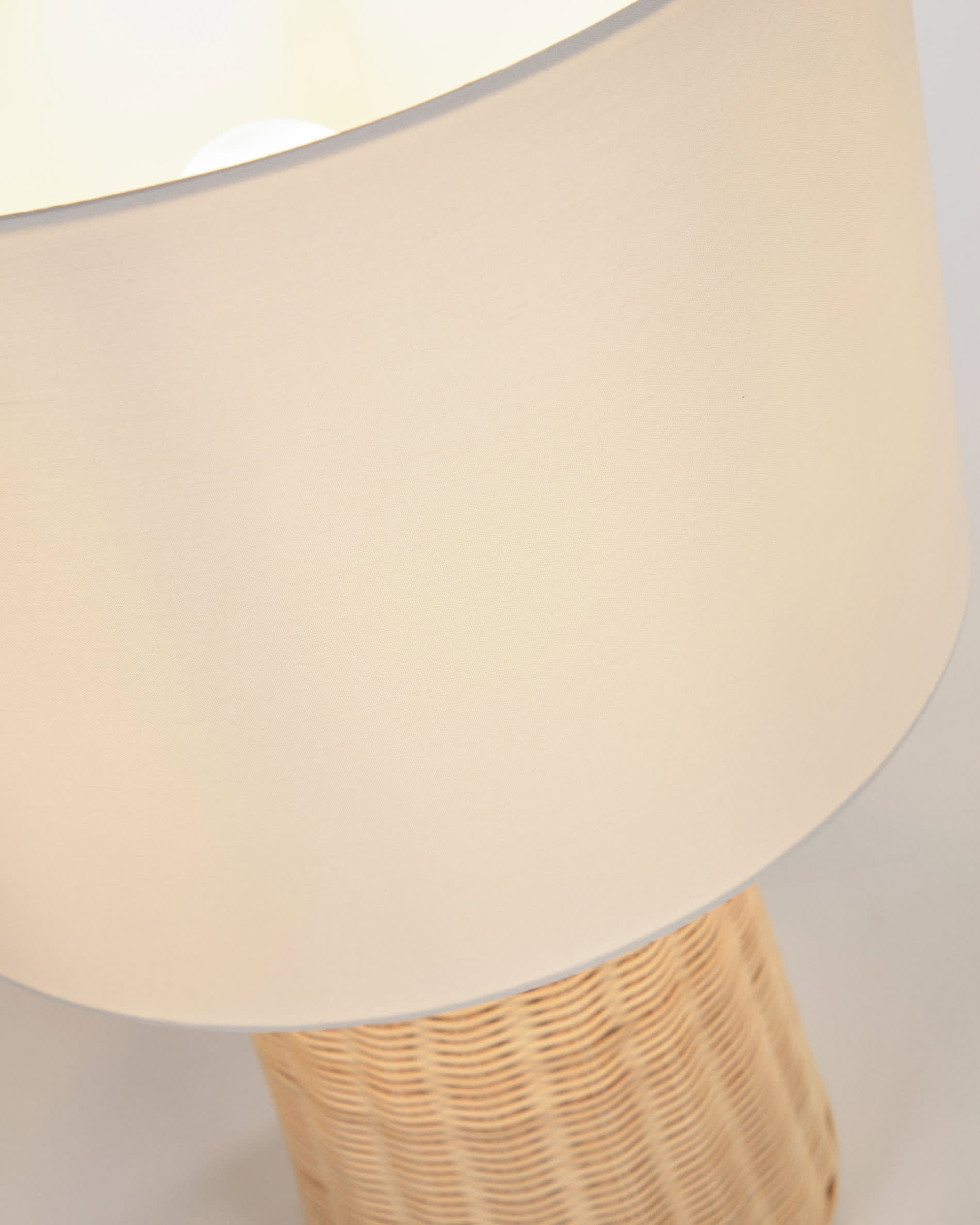 Kimjit Tischlampe aus Rattan mit natürlichem Finish in Mehrfarbig präsentiert im Onlineshop von KAQTU Design AG. Tischleuchte ist von Kave Home