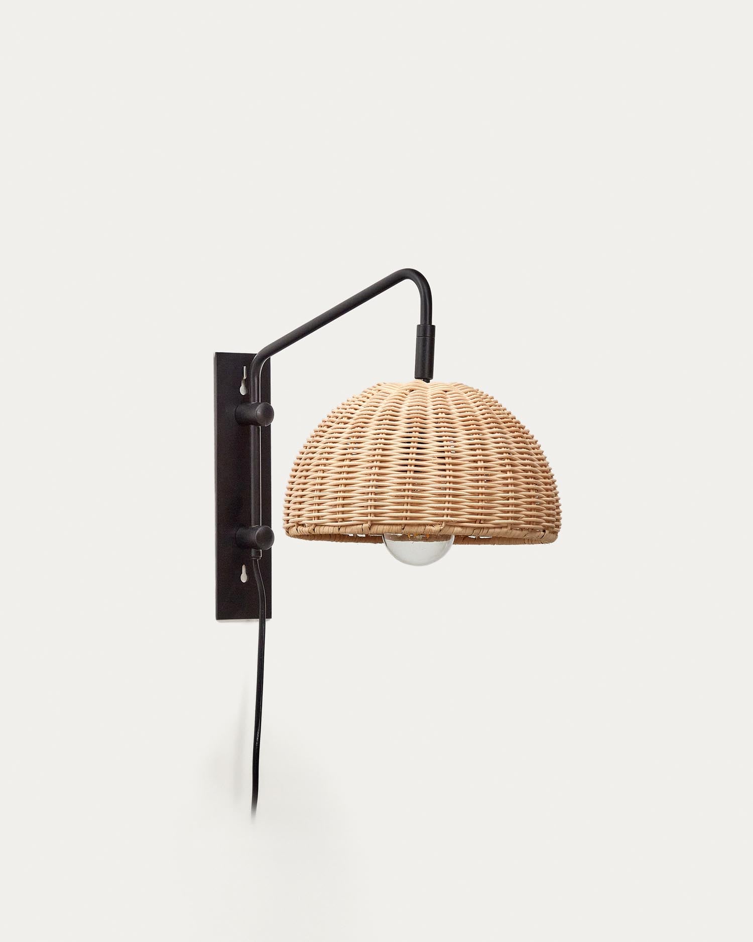 Damila Wandleuchte aus schwarzem Metall und Rattan in Mehrfarbig präsentiert im Onlineshop von KAQTU Design AG. Wandleuchte ist von Kave Home