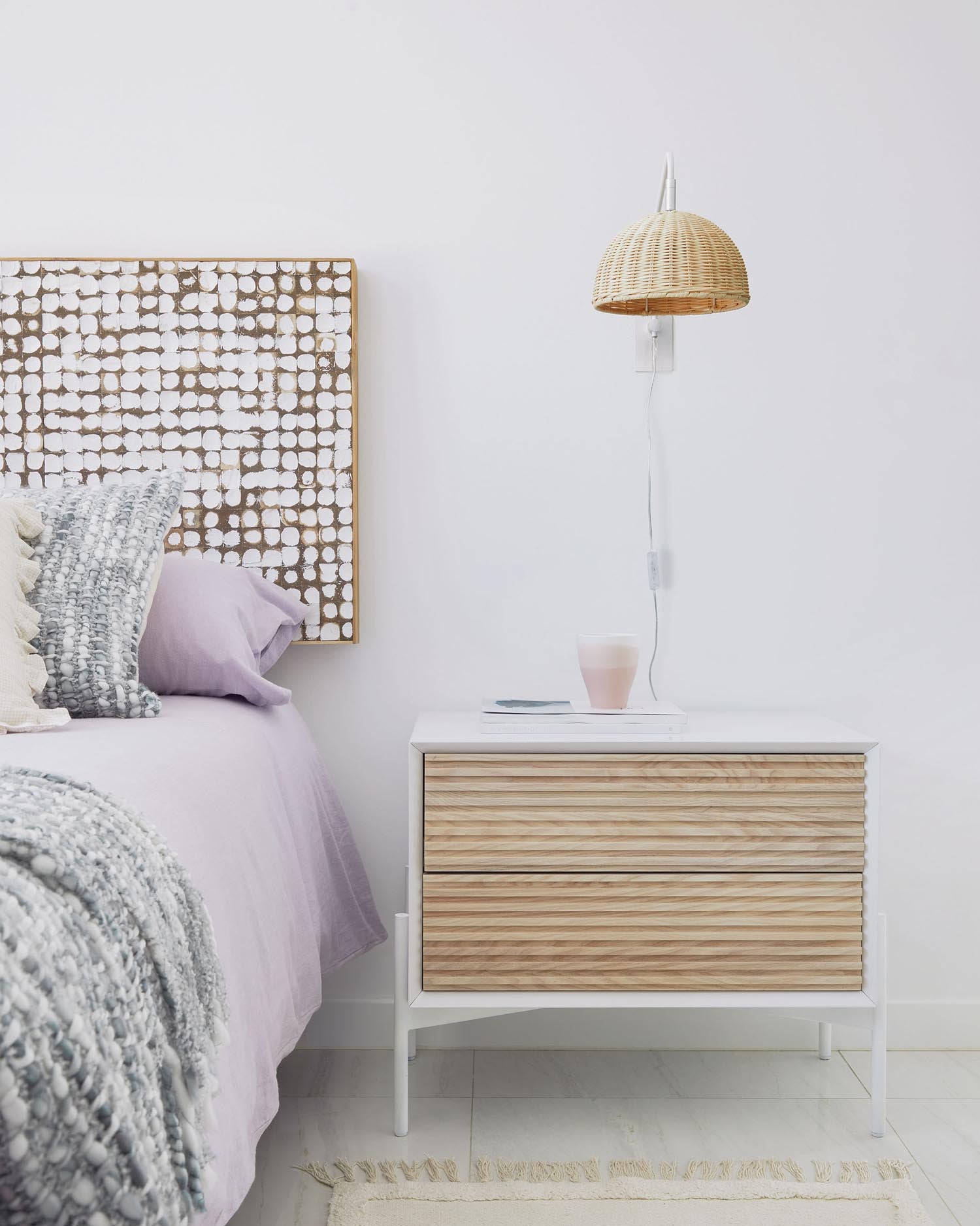 Damila Wandleuchte aus schwarzem Metall und Rattan in Mehrfarbig präsentiert im Onlineshop von KAQTU Design AG. Wandleuchte ist von Kave Home