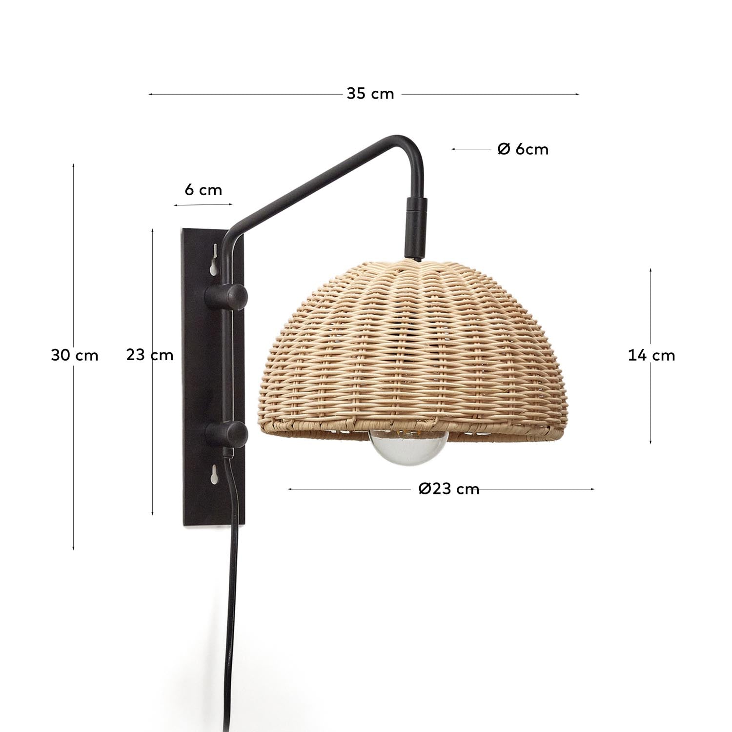 Damila Wandleuchte aus schwarzem Metall und Rattan in Mehrfarbig präsentiert im Onlineshop von KAQTU Design AG. Wandleuchte ist von Kave Home