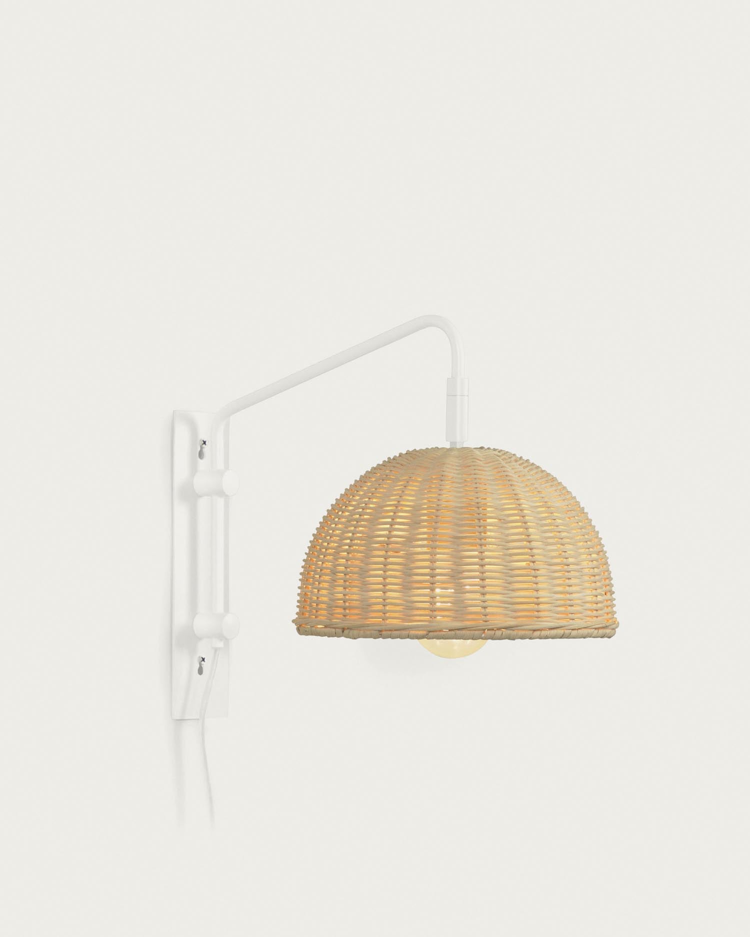 Damila Wandlampe aus Metall weiss und Rattan mit natürlichem Finish in Mehrfarbig präsentiert im Onlineshop von KAQTU Design AG. Wandleuchte ist von Kave Home