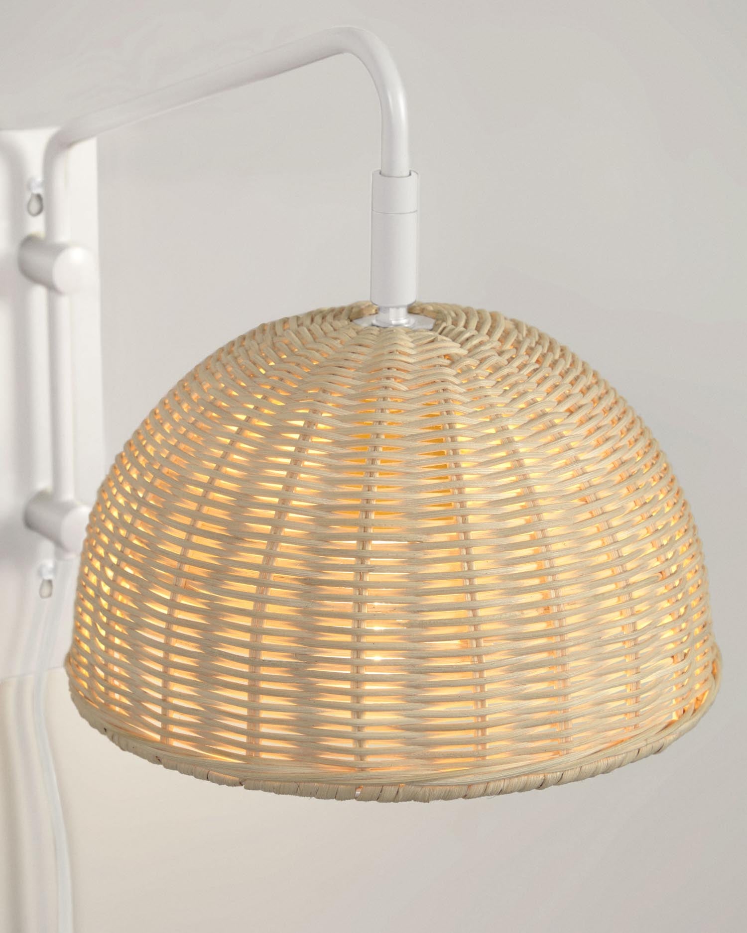 Damila Wandlampe aus Metall weiss und Rattan mit natürlichem Finish in Mehrfarbig präsentiert im Onlineshop von KAQTU Design AG. Wandleuchte ist von Kave Home