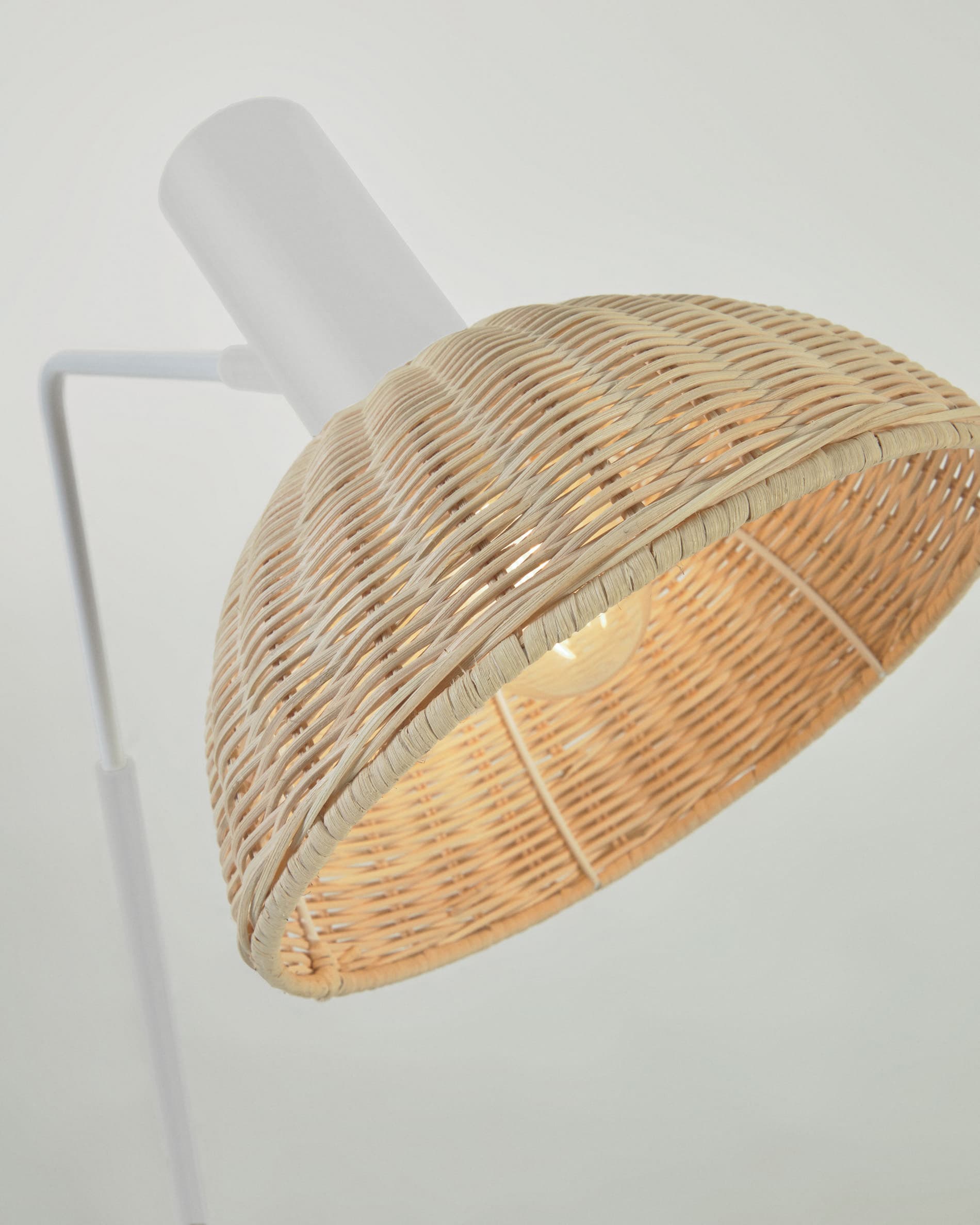 Damila Stehlampe aus Metall weiss und Rattan mit natürlichem Finish in Mehrfarbig präsentiert im Onlineshop von KAQTU Design AG. Stehleuchte ist von Kave Home