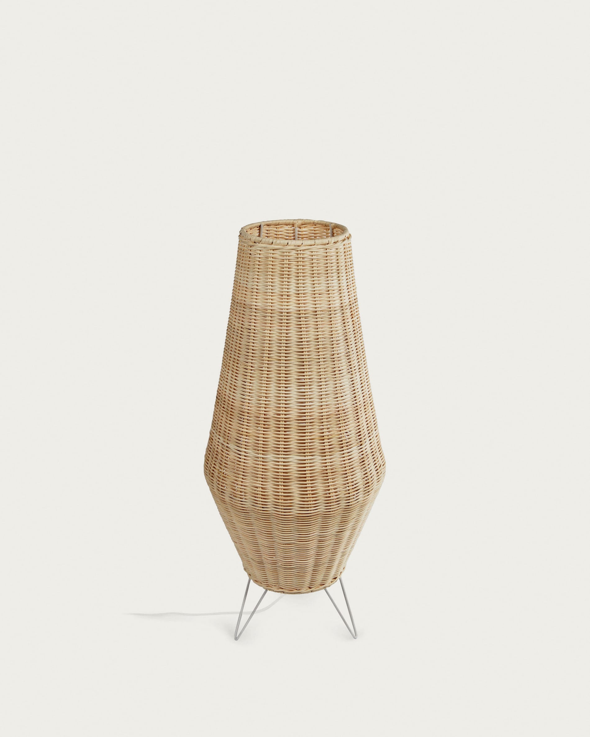 Kamaria mittelgrosse Tischlampe aus Rattan mit natürlichem Finish in Braun präsentiert im Onlineshop von KAQTU Design AG. Tischleuchte ist von Kave Home