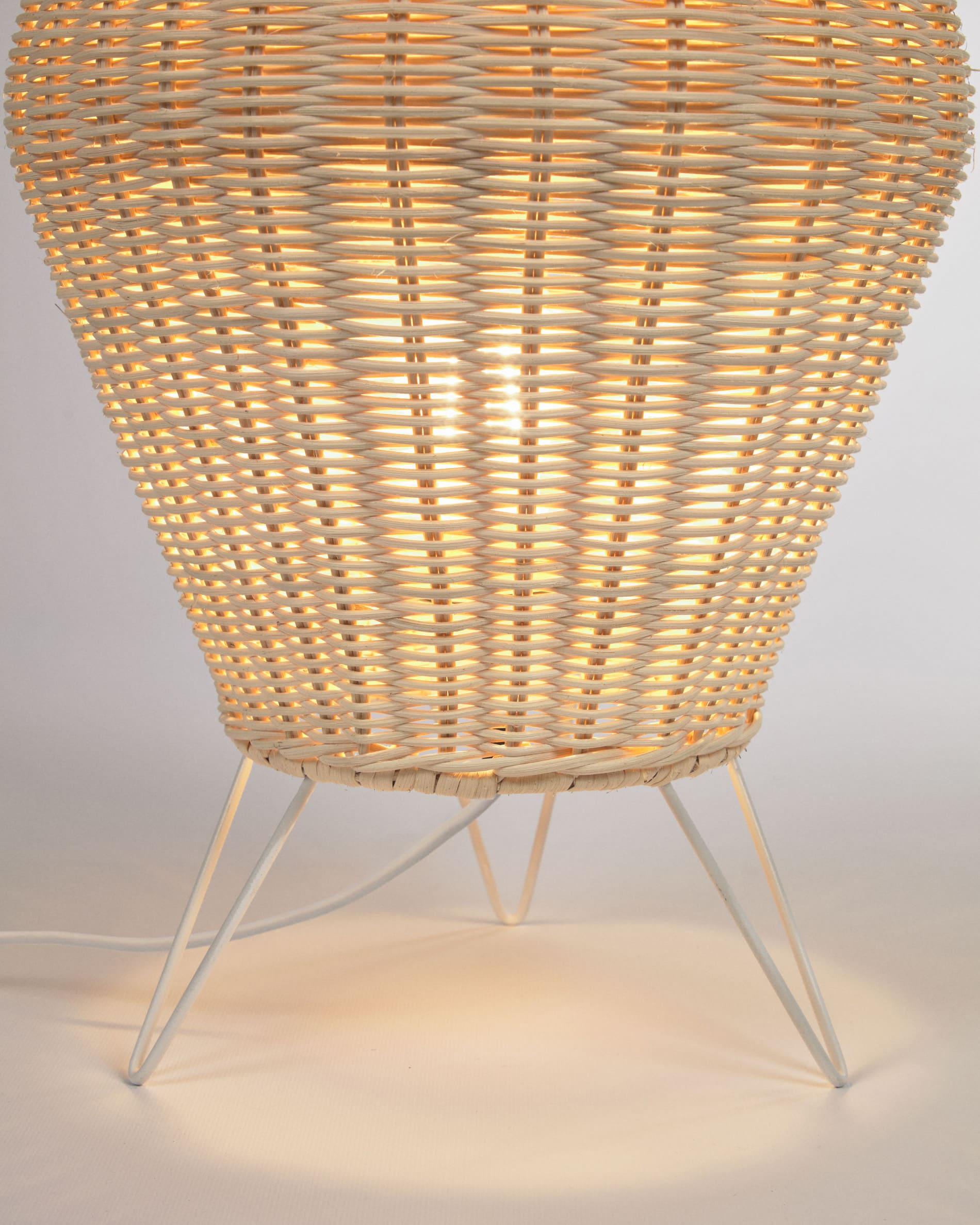 Kamaria mittelgrosse Tischlampe aus Rattan mit natürlichem Finish in Braun präsentiert im Onlineshop von KAQTU Design AG. Tischleuchte ist von Kave Home