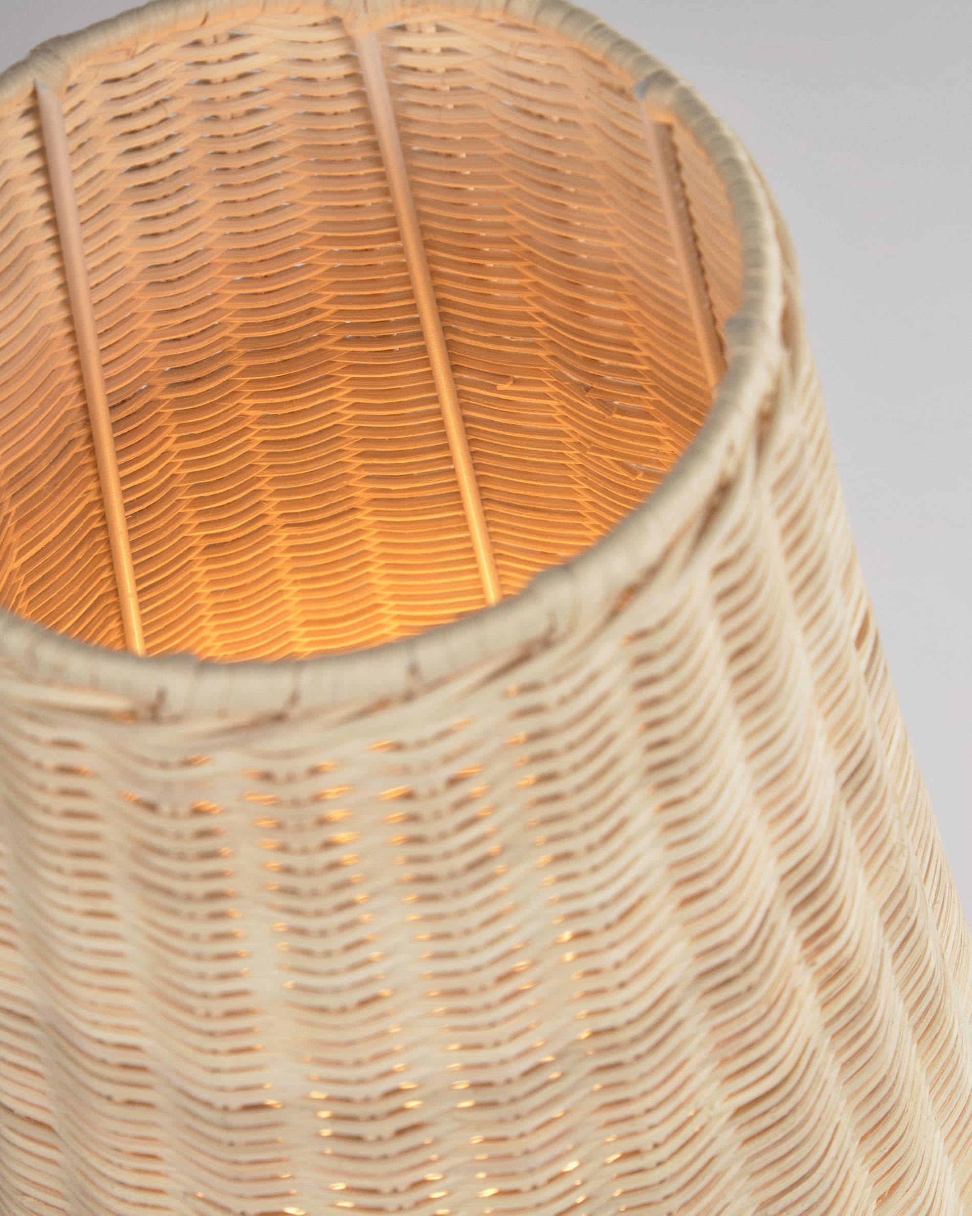 Kamaria mittelgrosse Tischlampe aus Rattan mit natürlichem Finish in Braun präsentiert im Onlineshop von KAQTU Design AG. Tischleuchte ist von Kave Home