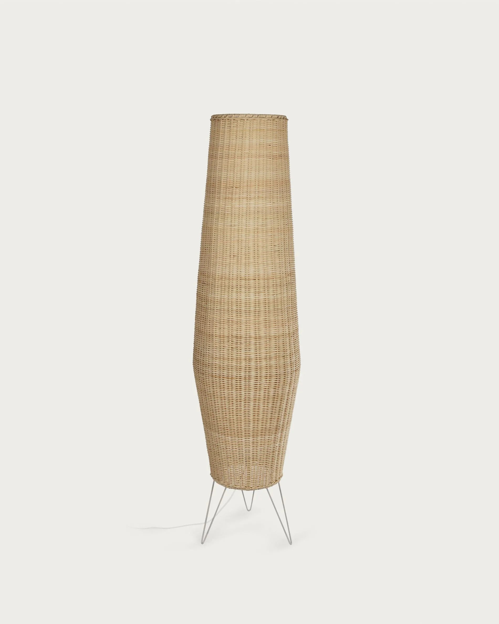 3D-Modell der Kamaria Stehlampe aus Rattan, handgeflochten, natürliches Finish, elegantes Design, warmes Licht.