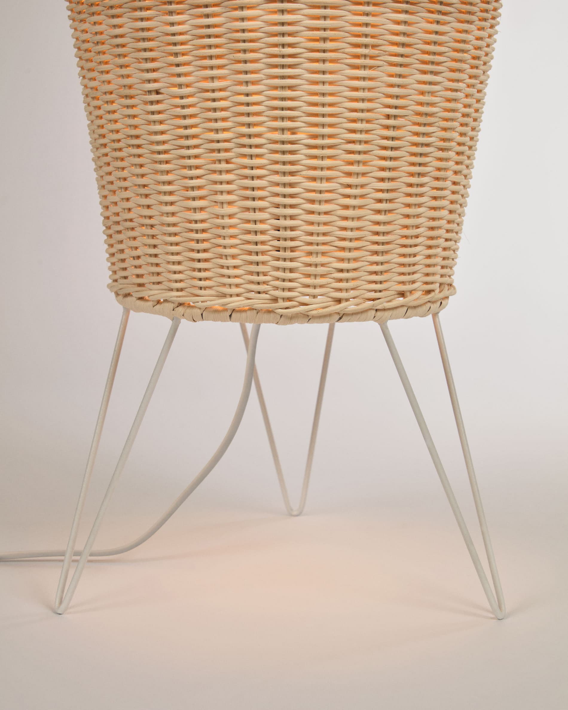 Kamaria grosse Stehlampe aus Rattan mit natürlichem Finish in Braun präsentiert im Onlineshop von KAQTU Design AG. Stehleuchte ist von Kave Home