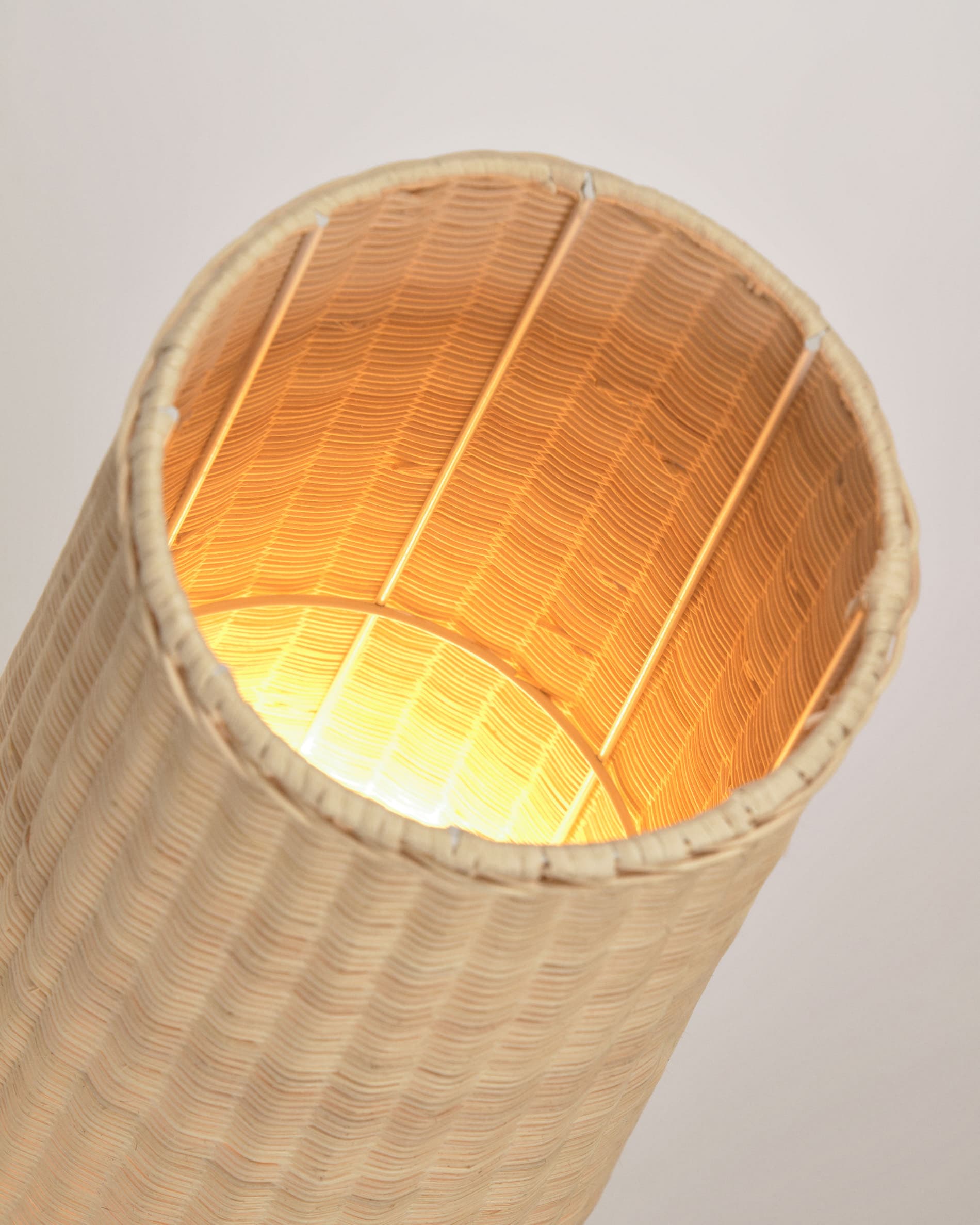 Kamaria grosse Stehlampe aus Rattan mit natürlichem Finish in Braun präsentiert im Onlineshop von KAQTU Design AG. Stehleuchte ist von Kave Home