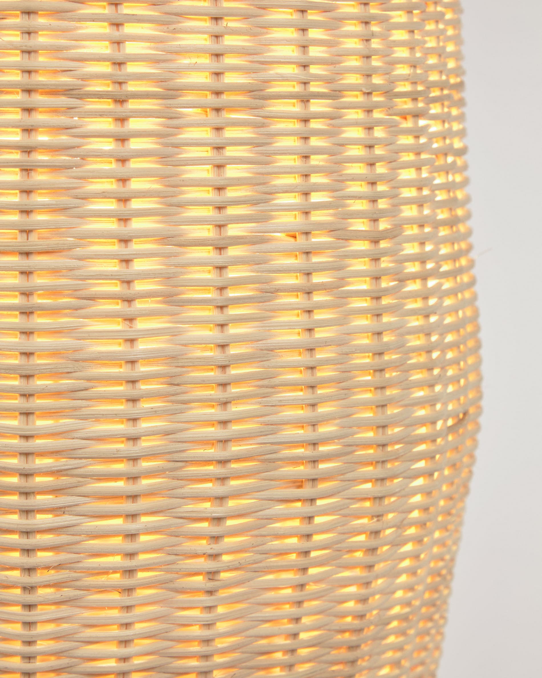 Kamaria grosse Stehlampe aus Rattan mit natürlichem Finish in Braun präsentiert im Onlineshop von KAQTU Design AG. Stehleuchte ist von Kave Home